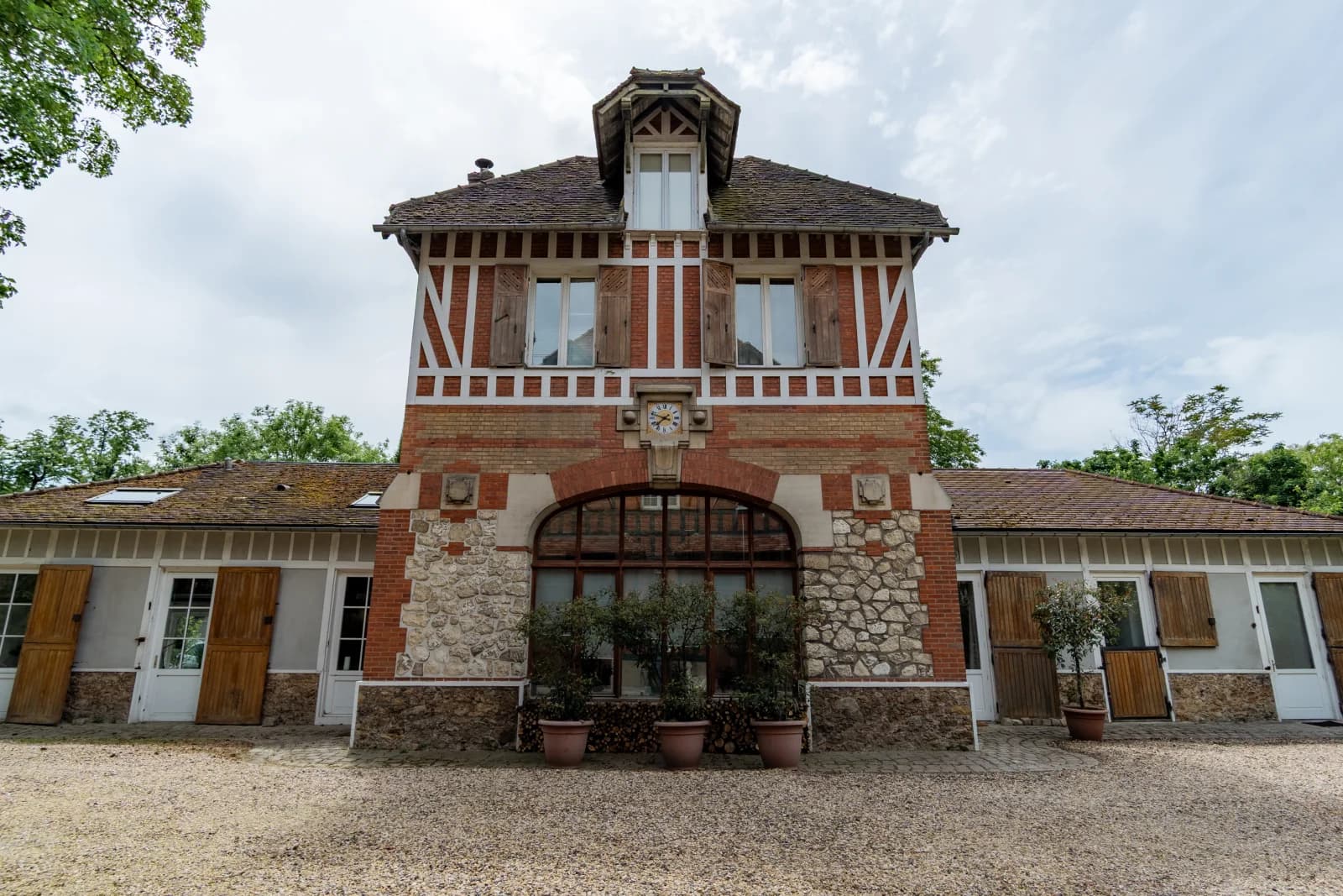 Space Former stables at the gateway to Paris - 4