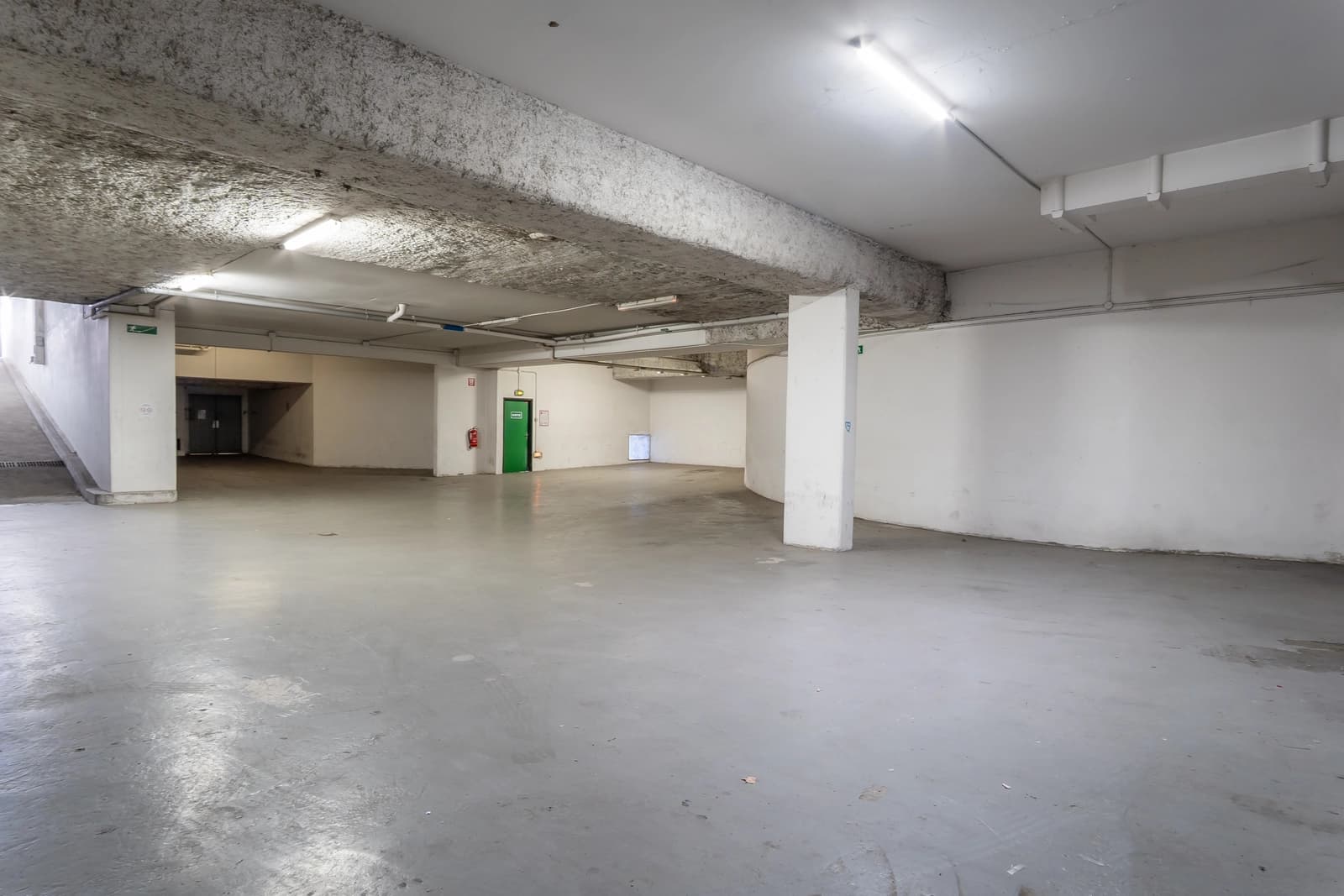 Espace Parking de 500m² pour tournage, shooting, prod avec rampe d'accès - 2