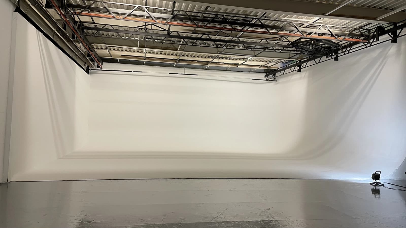 Space Photo and video studio. Cyclorama 1 face = floor. - 0