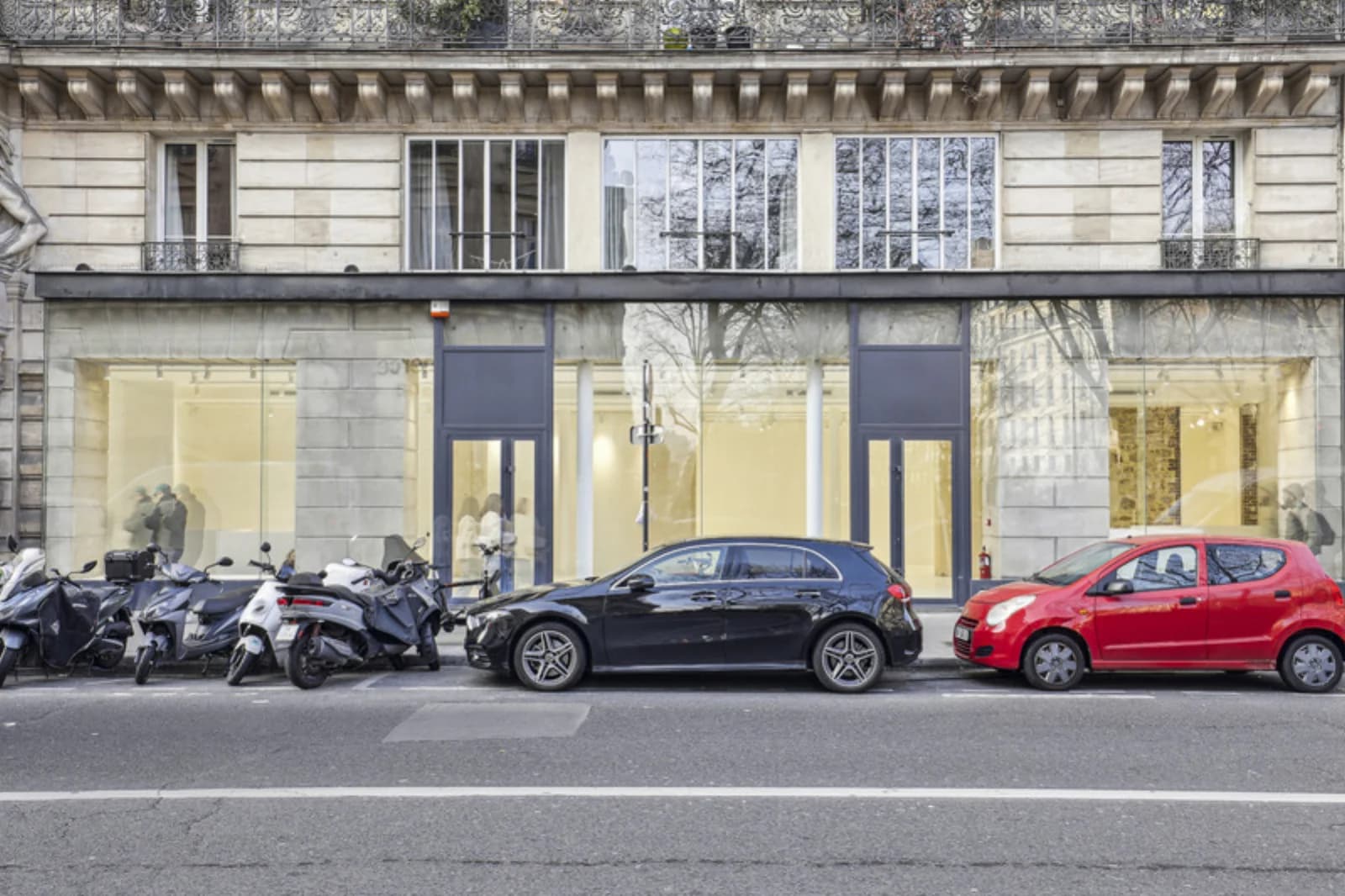 Space Gallery - Louvre Showroom - 2