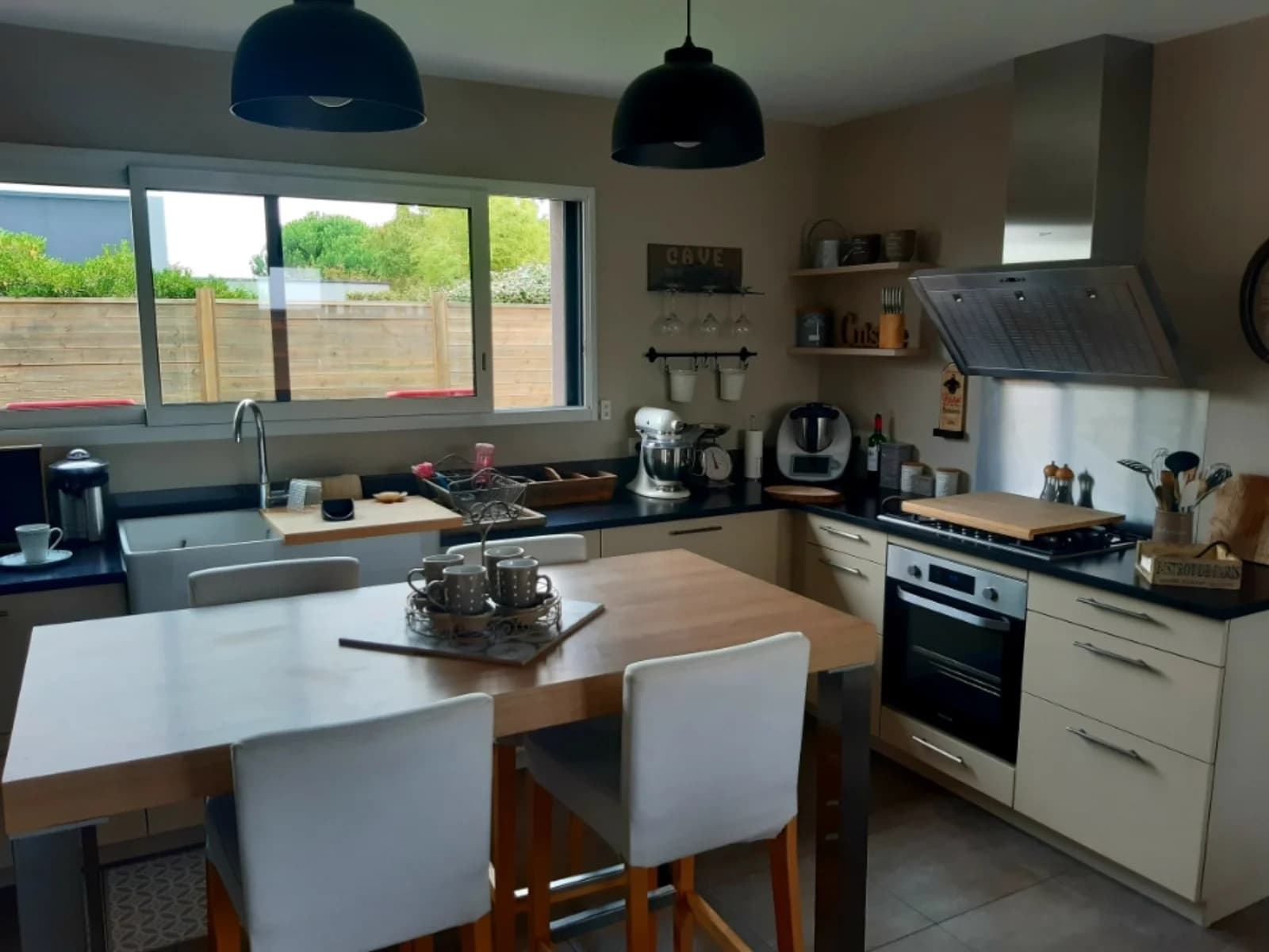 Kitchen in A beautiful vacation home in the city - 1