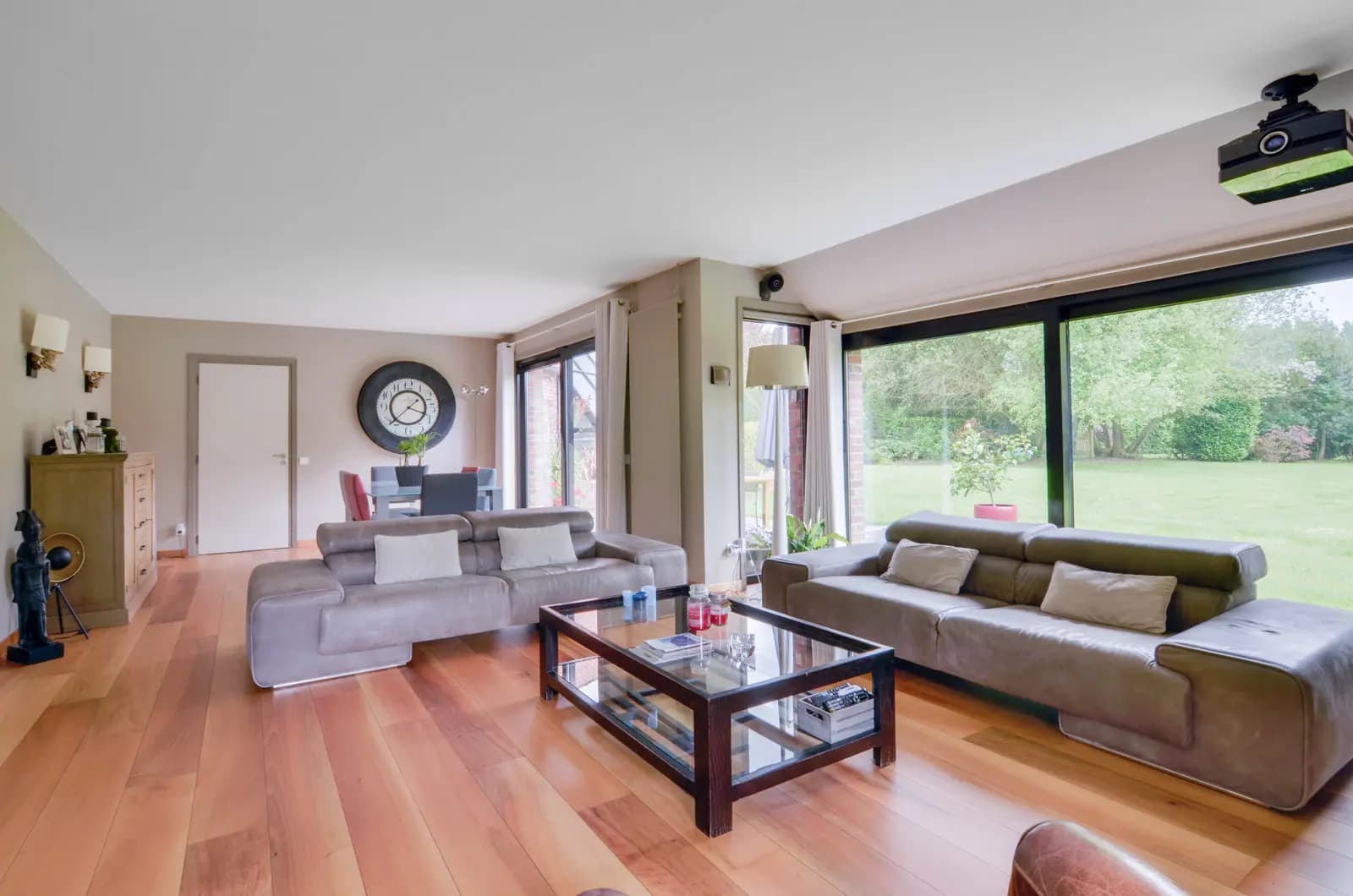 Encantadora casa con gran jardín y piscina privada.
