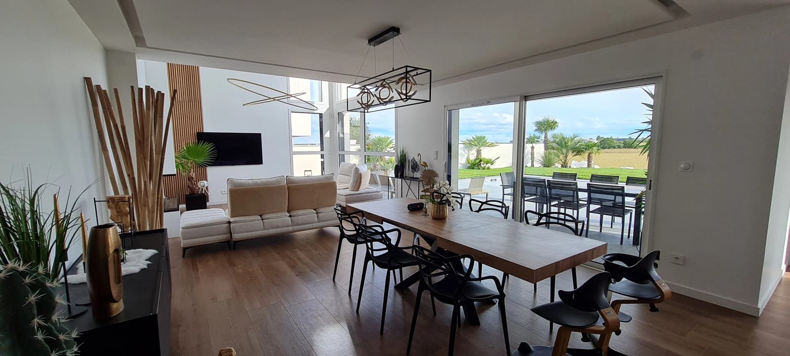 Espacio Casa contemporánea con una gran terraza amueblada. - 2