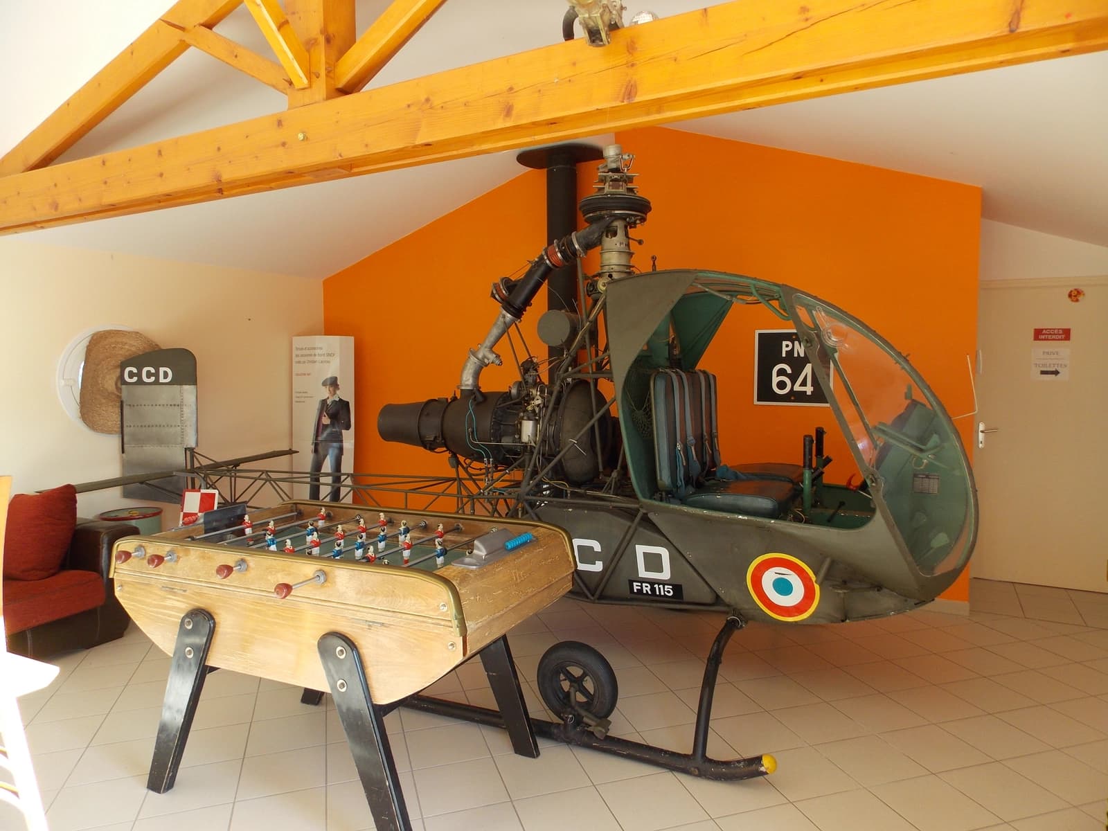 Espacio Salón con helicóptero en el corazón de la casa. - 3