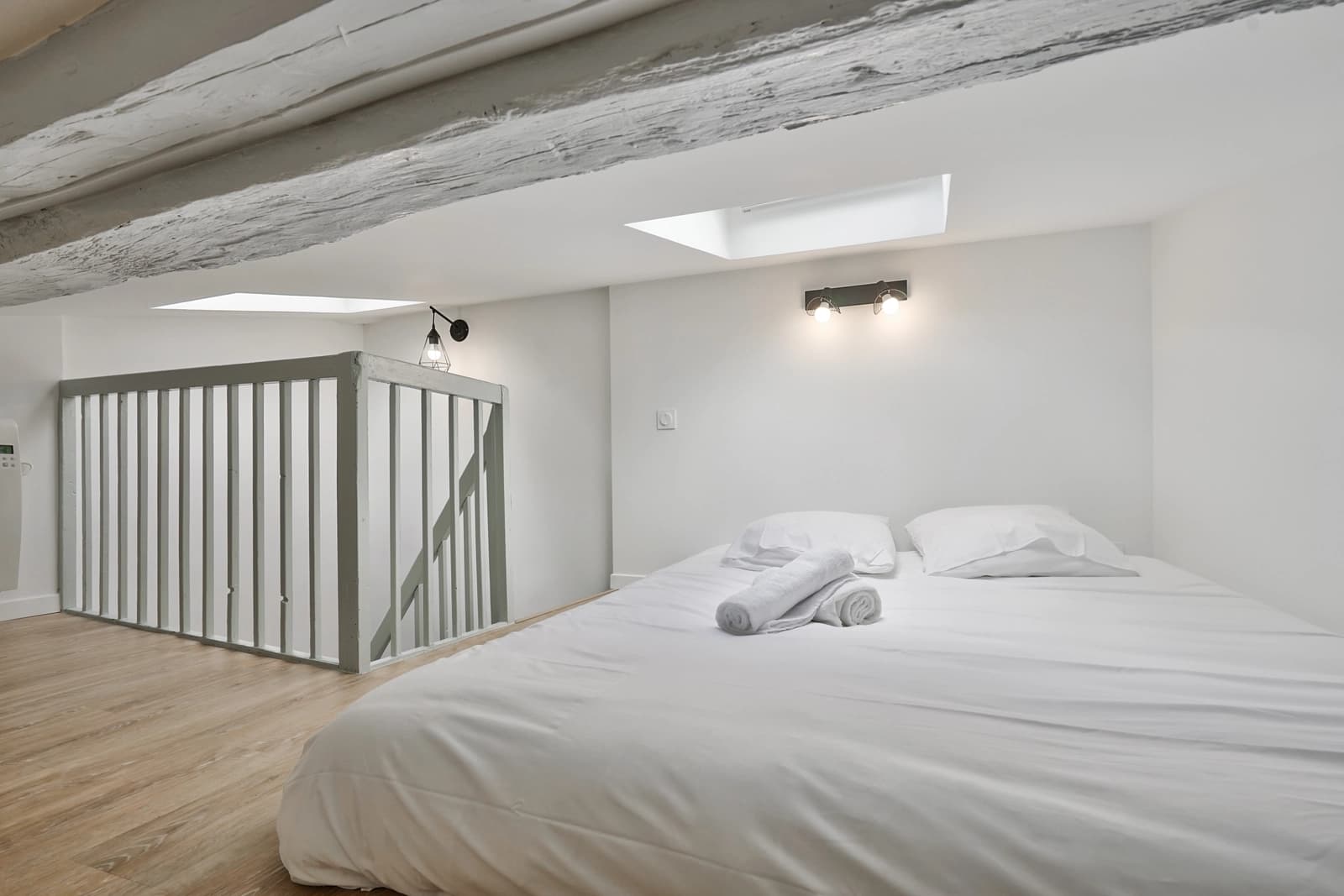 Dormitorio en Pequeña residencia con el encanto rústico de la piedra y la madera. - 1