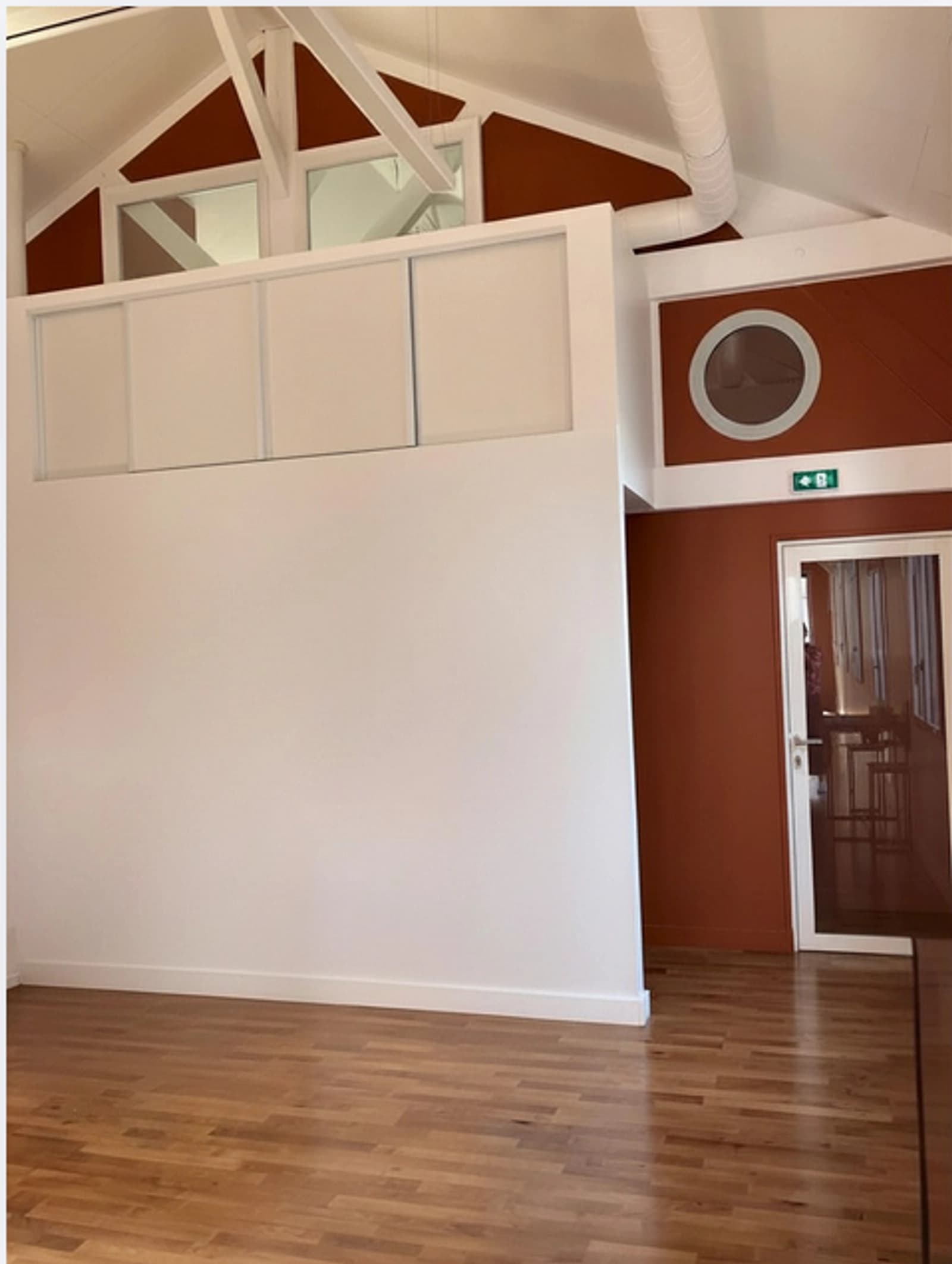 Space Bright industrial loft with parquet flooring and white timber framing - 4