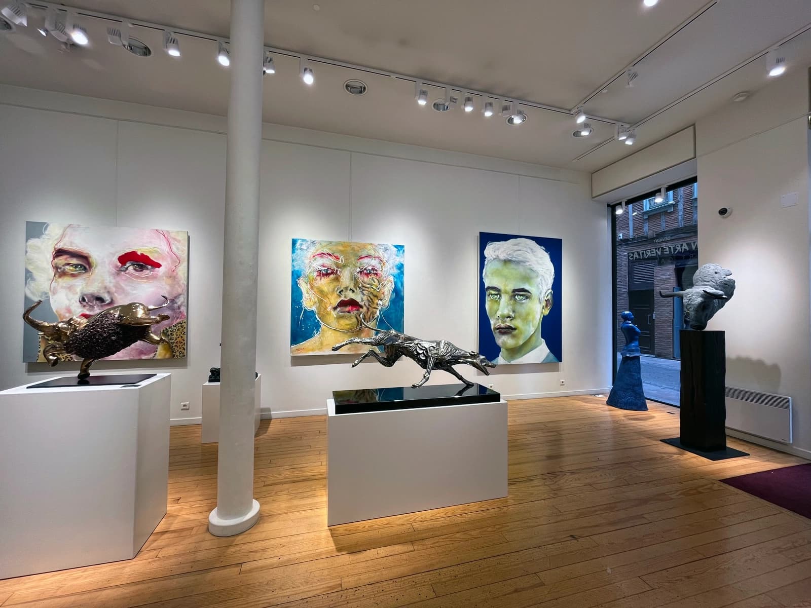 Living room in Large art gallery in the city center - 1