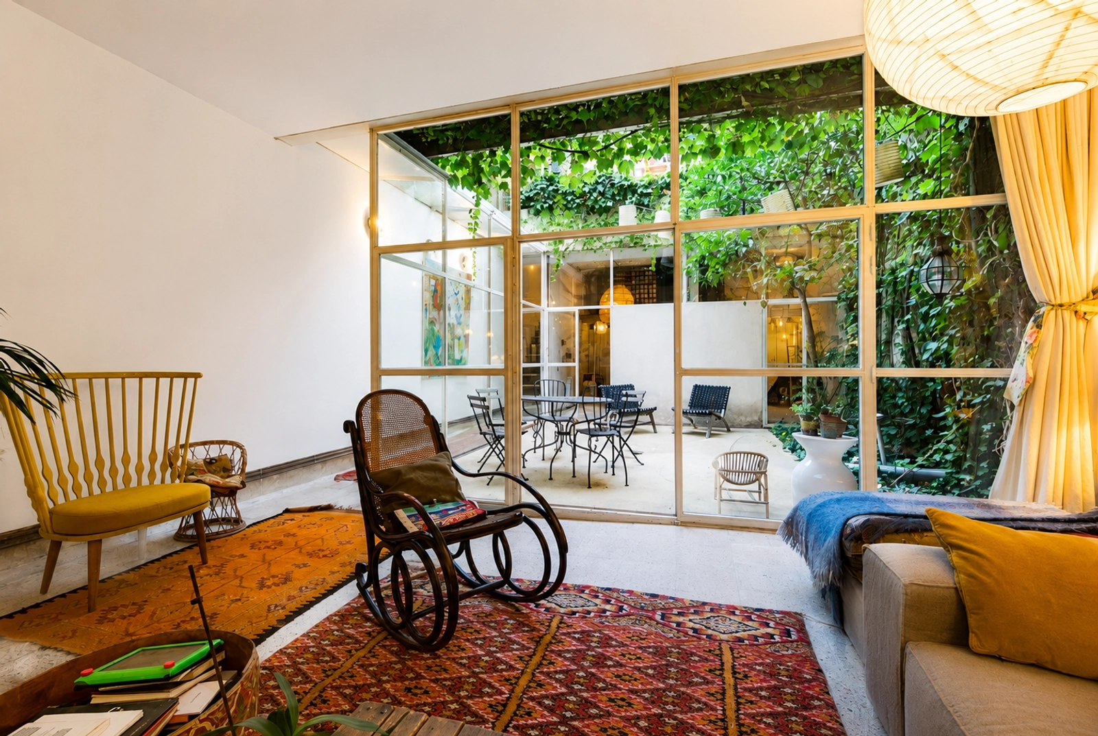 Loft con patio colorido, creativo acojedor