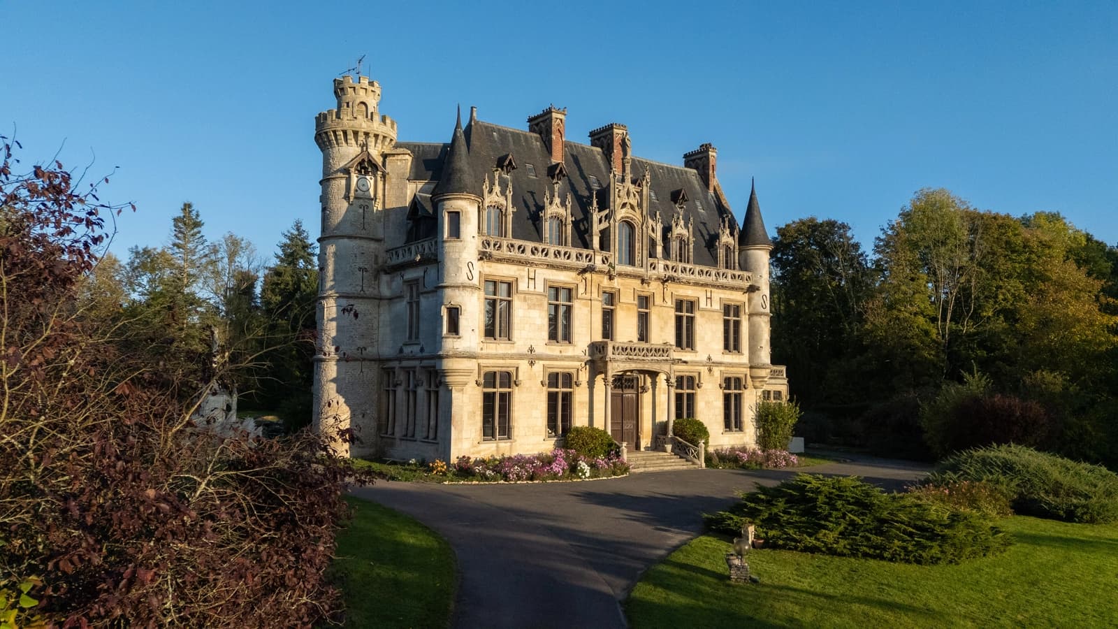 Château néogothique à 1h de Paris - écrin de verdure