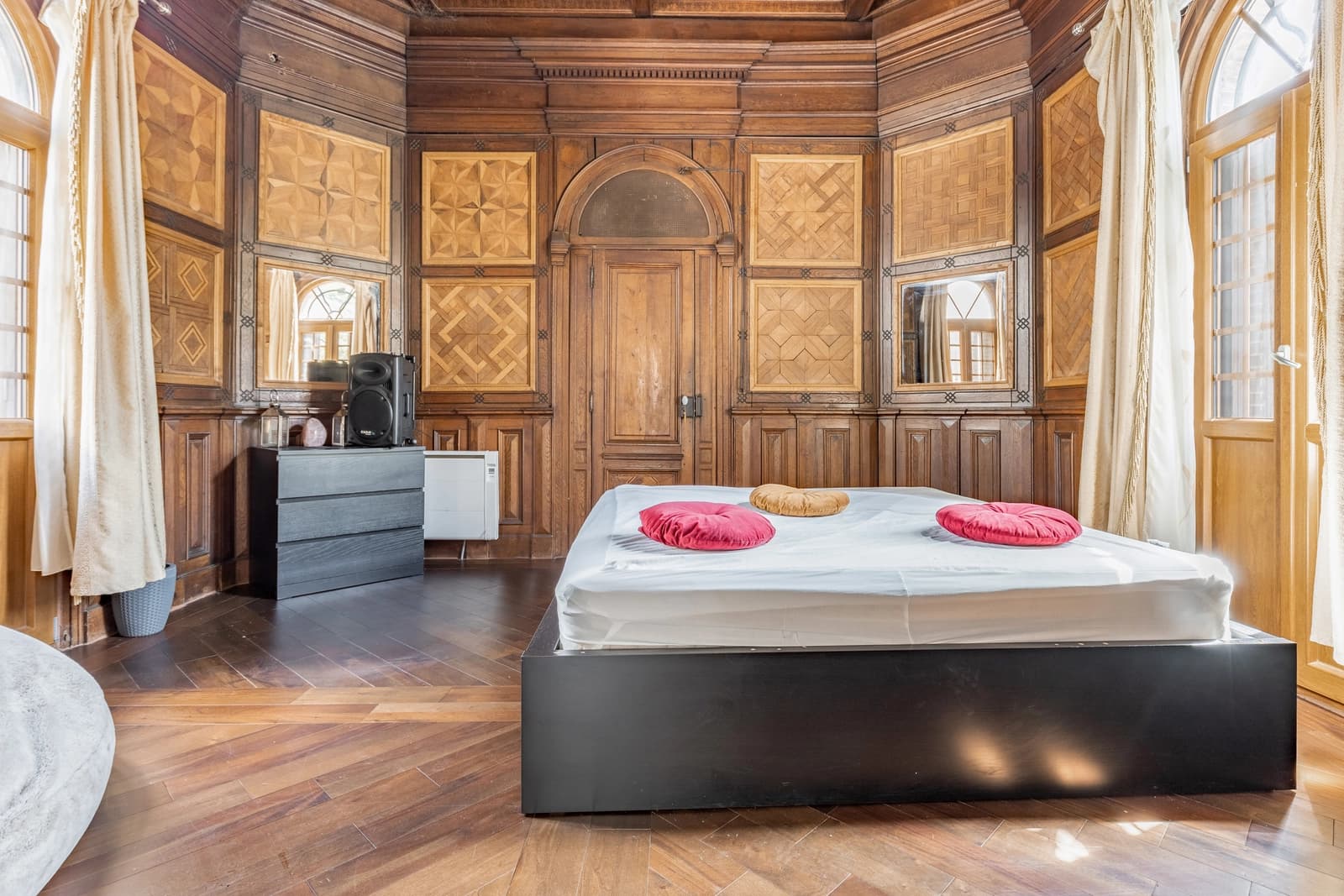 Bedroom in Manor house combining period charm and contemporary spirit - 1
