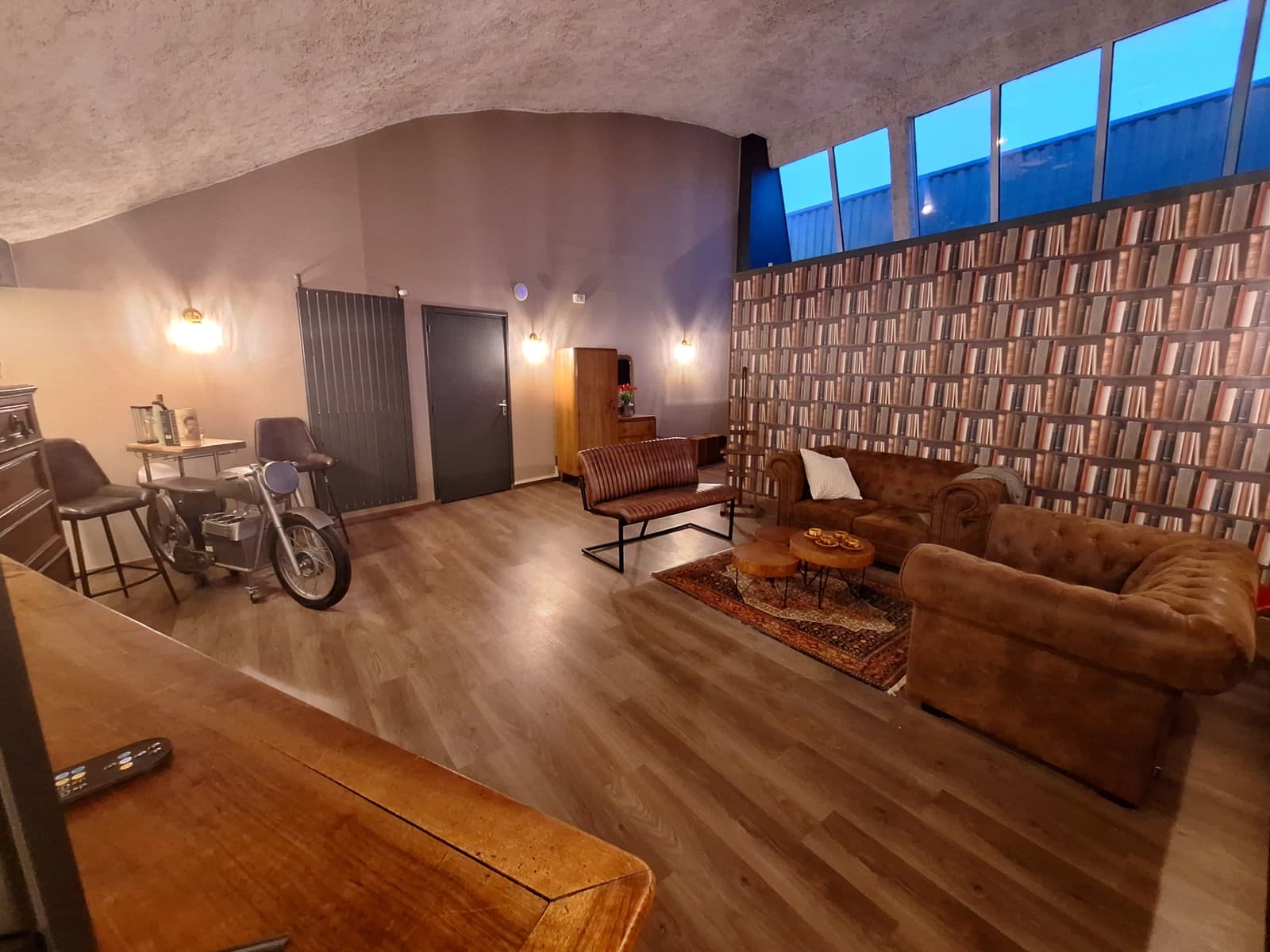 Space Le Parrain: a warm and intimate salon - 3