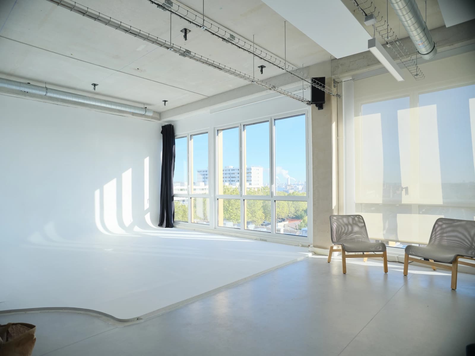 Space Daylight studio with a view of the city - 0