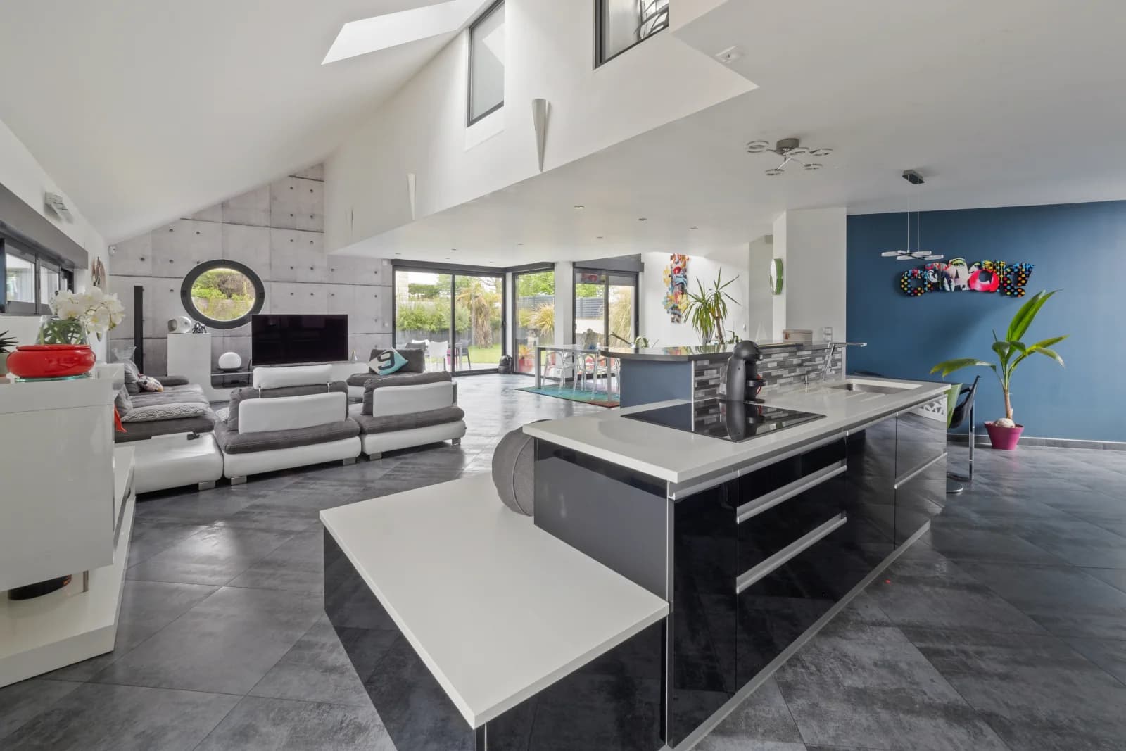 Kitchen en Y hubo luz: un espacio de claridad divina. - 1