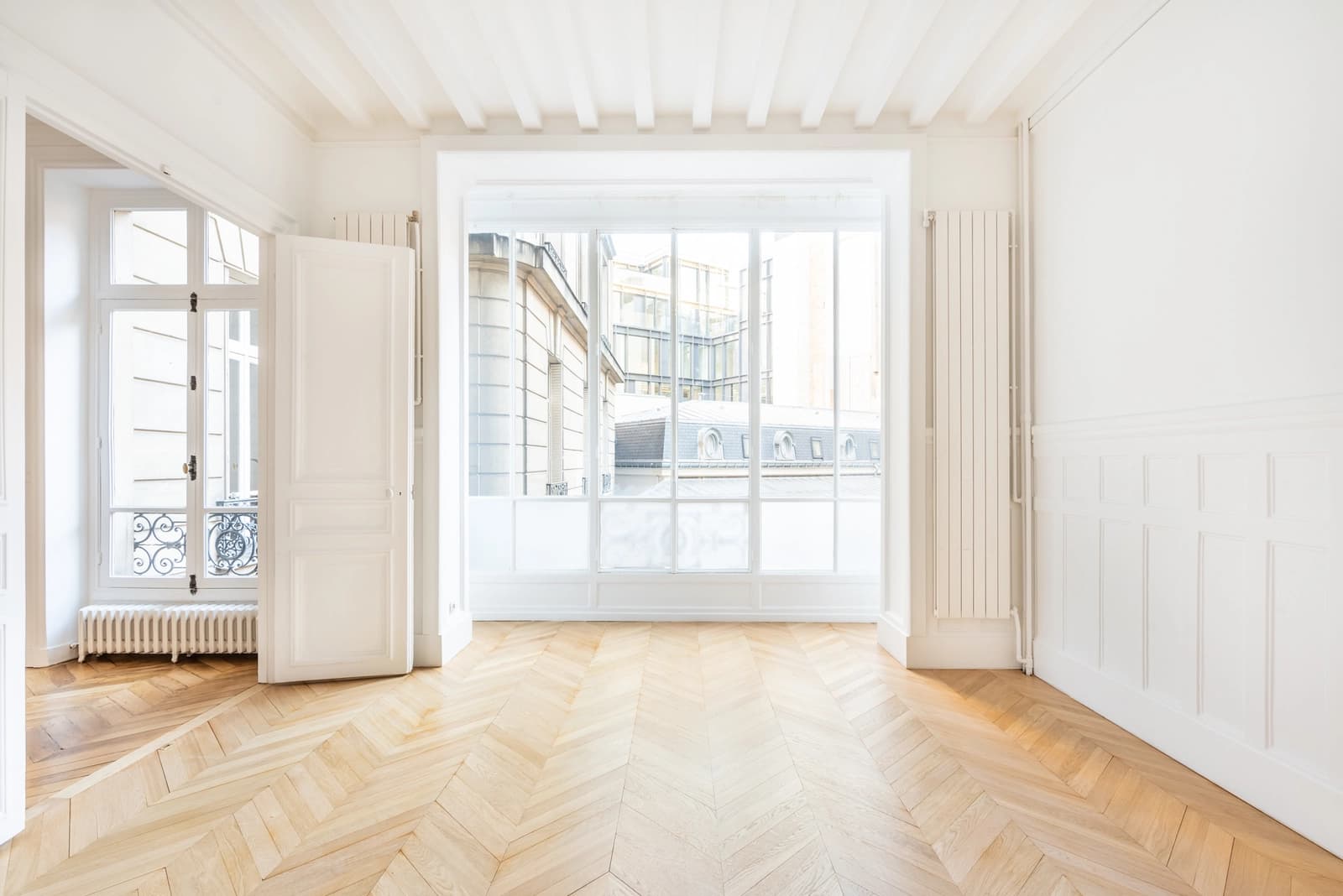 Space Sleek White Haussmannian Apartment at the Foot of the Arc de Triomphe - 4