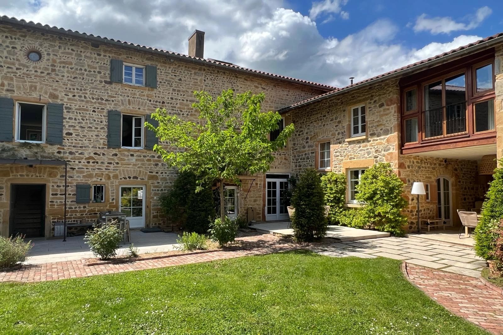 Space Renovated Beaujolais farmhouse with garden - 3