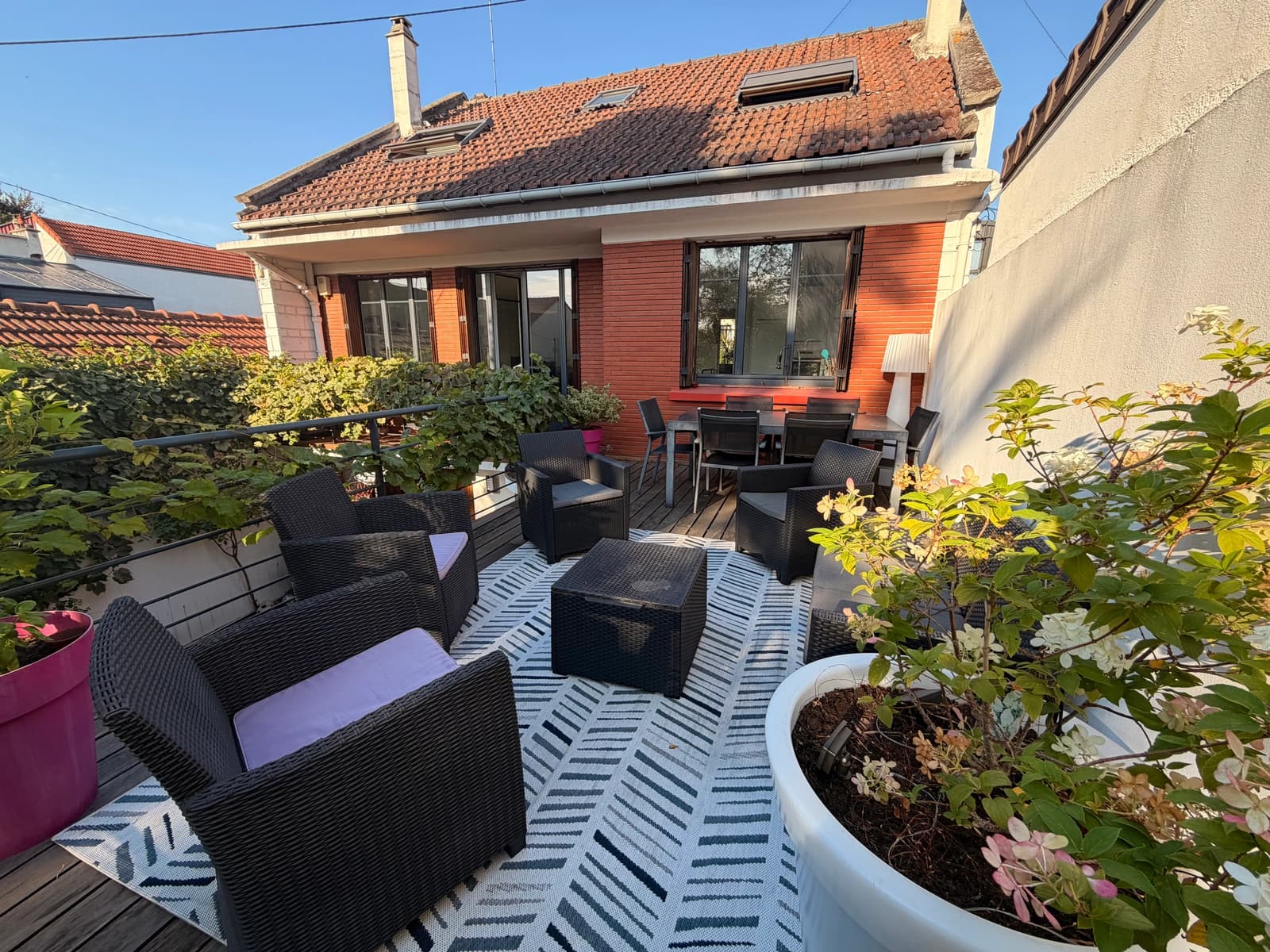 Space House of 250 m2 in a quiet setting, in a verdant haven on a 550 m2 plot, located at the gates of Paris with spa and sauna and just an 8-minute walk from the metro. - 0