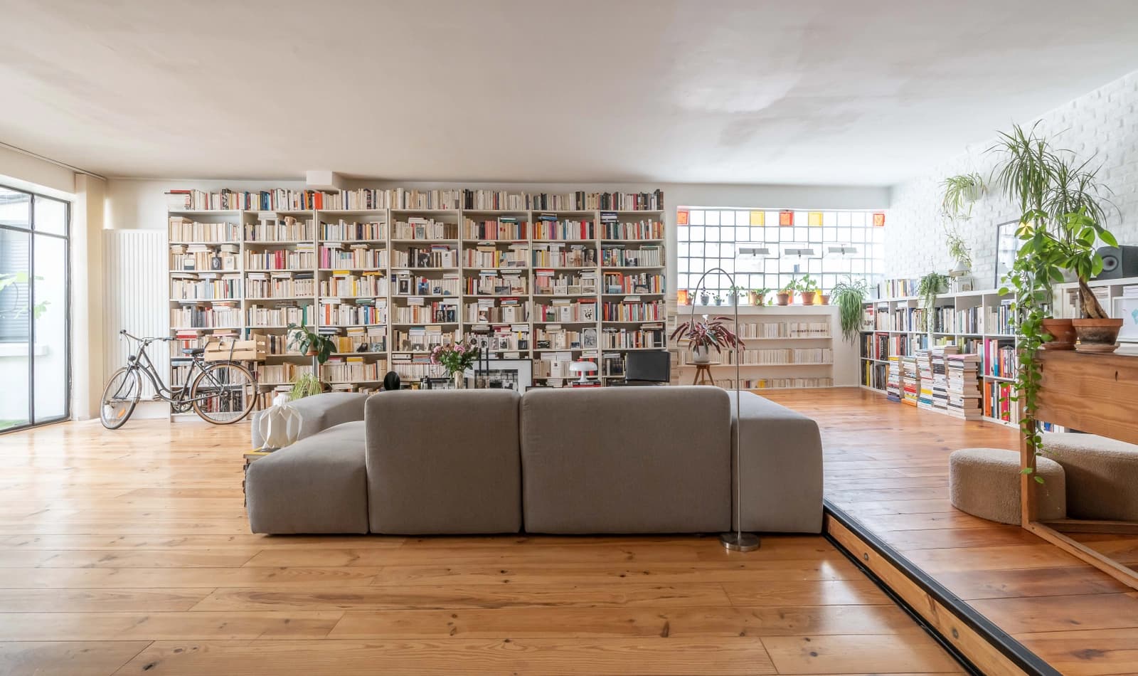 Salon dans Élégant loft à Montreuil avec grande bibliothèque - 0