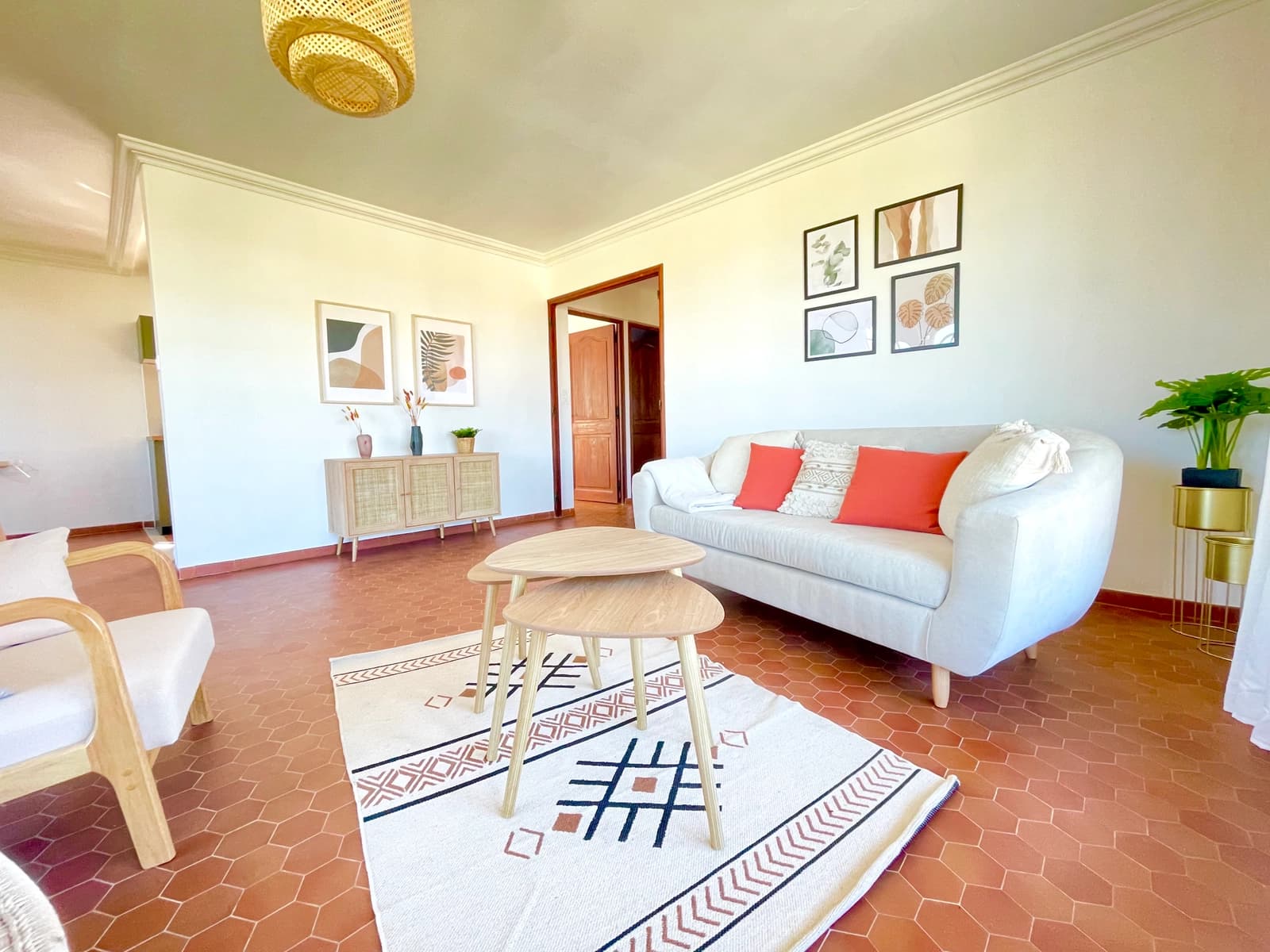 Sala en Elegante lugar provenzal con terraza y jardín de flores. - 1