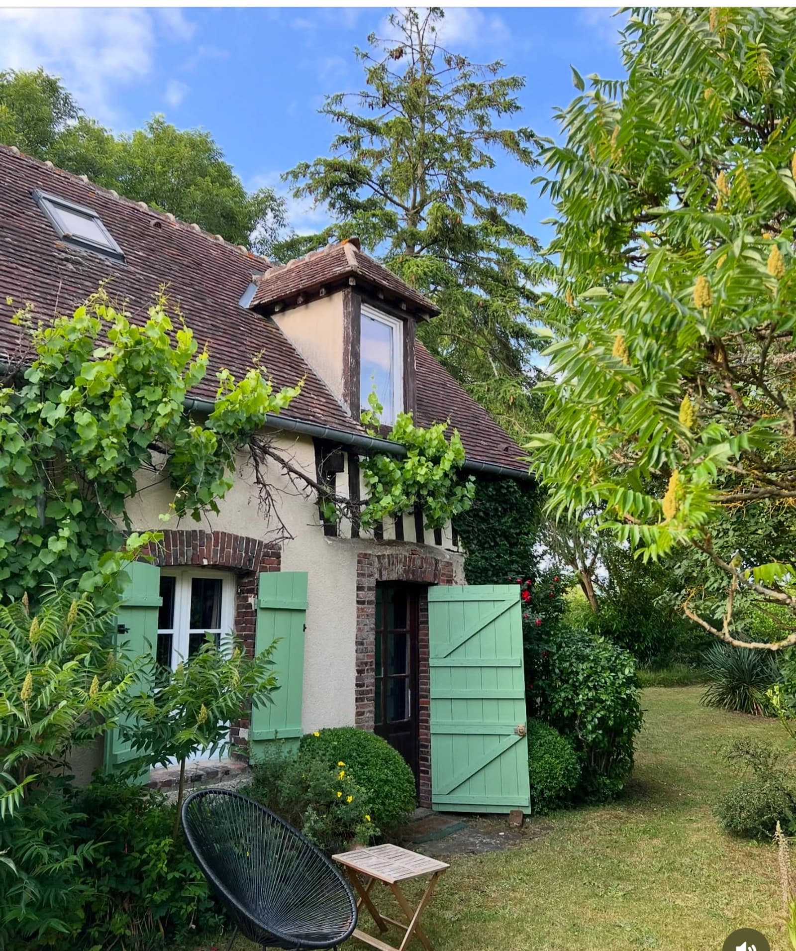 Restored cottage & wild garden - visual spotlight 90 min from Paris