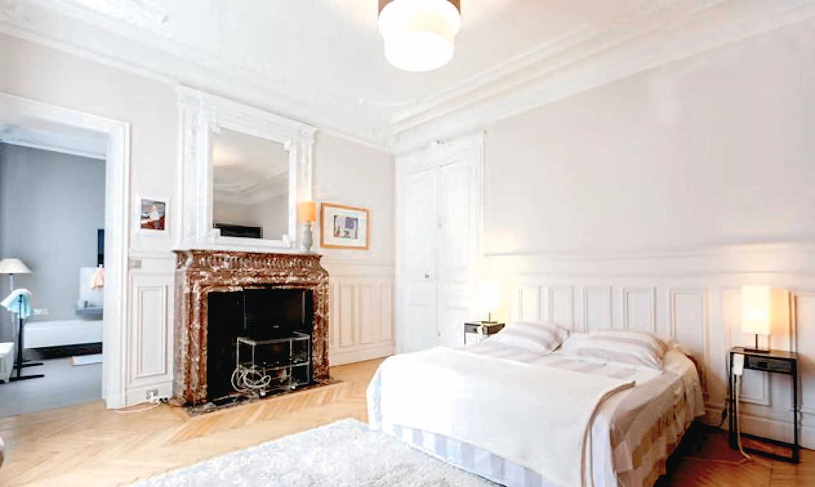 Space Apartment 200 m² in a prestigious Haussmannian building, living room 50 m², American-style kitchen with bar, parquet flooring, moldings, fireplaces, ceiling height 3.20 m - 4