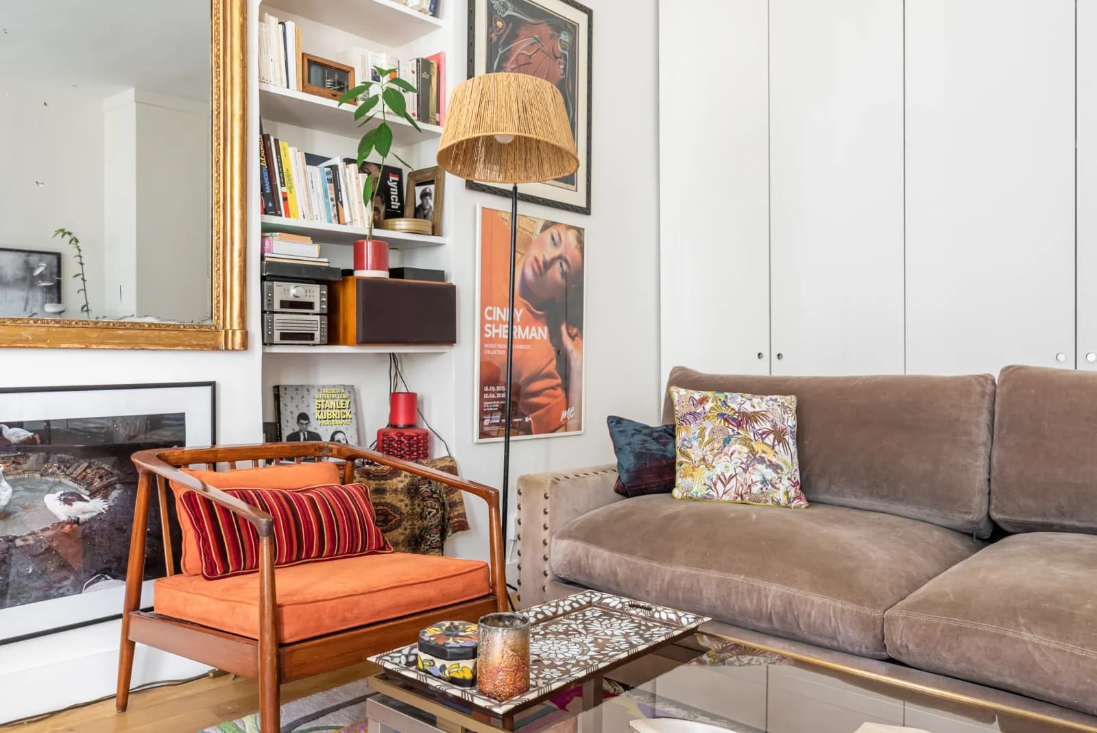 Living room in Sublime light-filled two-room apartment Beaubourg - 1