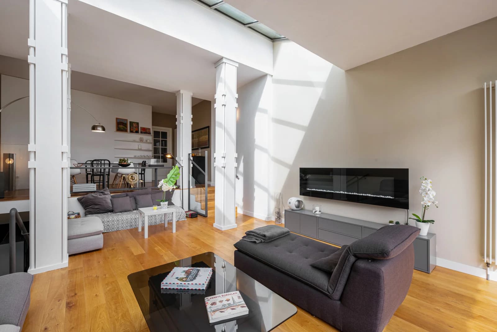 Living room in Nice space and kitchen available - 1