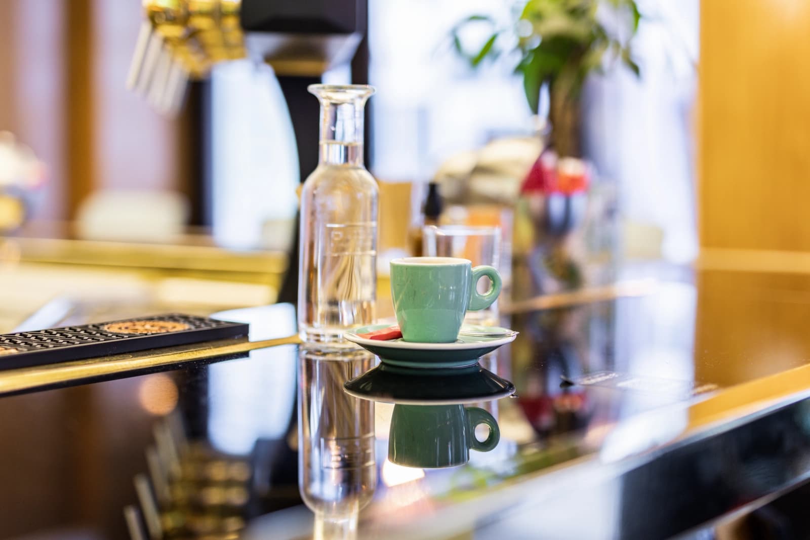 Espace Très beau bar parisien à la décoration design soignée - 4