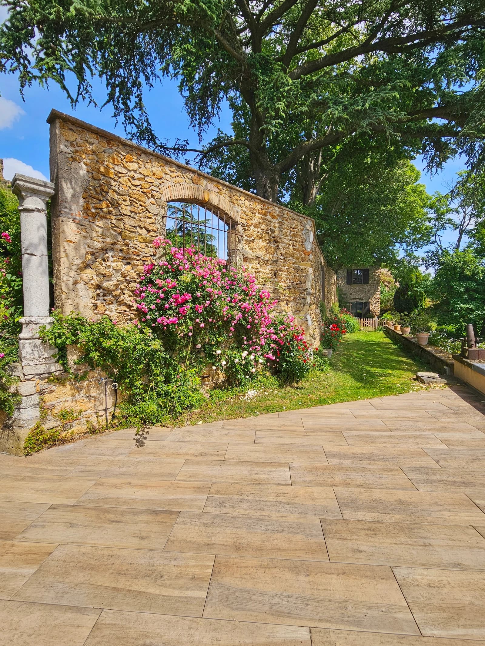 Space Large property, several buildings, gardens, swimming pool. - 1