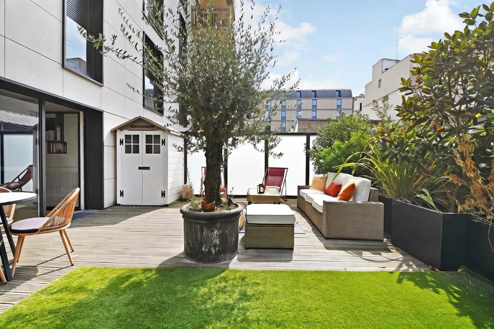 Space Magnificent apartment with large terrace, intimate luxury - 4