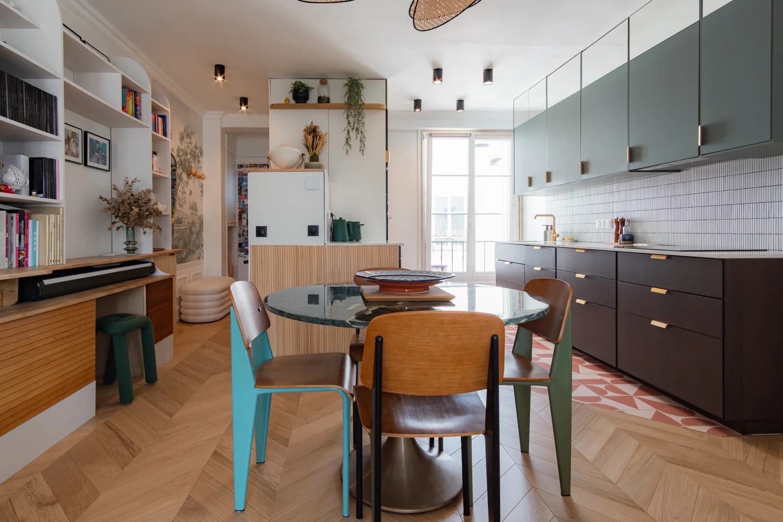 Space Bright, trendy apartment with balcony / parquet floor / molding / skylight / beautiful bathroom / children's bedroom - 4