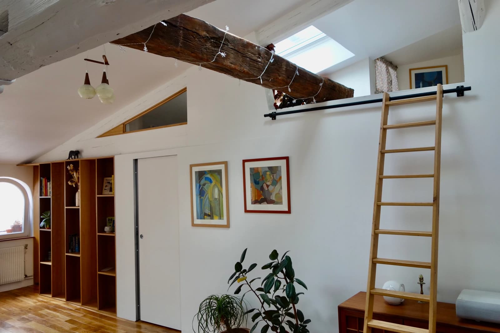 Space Bright bohemian loft under the roofs – 60m² living area, beams, tomettes, Velux – Canal Saint-Martin - 4