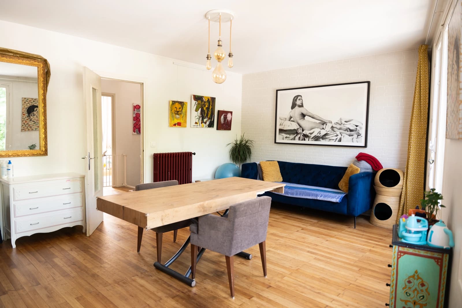 Espace Maison dans le style des années 50 avec un atelier industriel rustique dans l’esprit loft créatif - 0