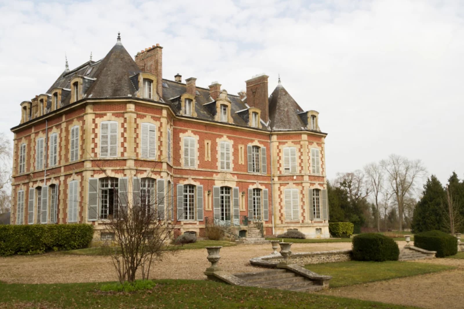 Meeting room in 18th-century castle with chapel and grounds - 1