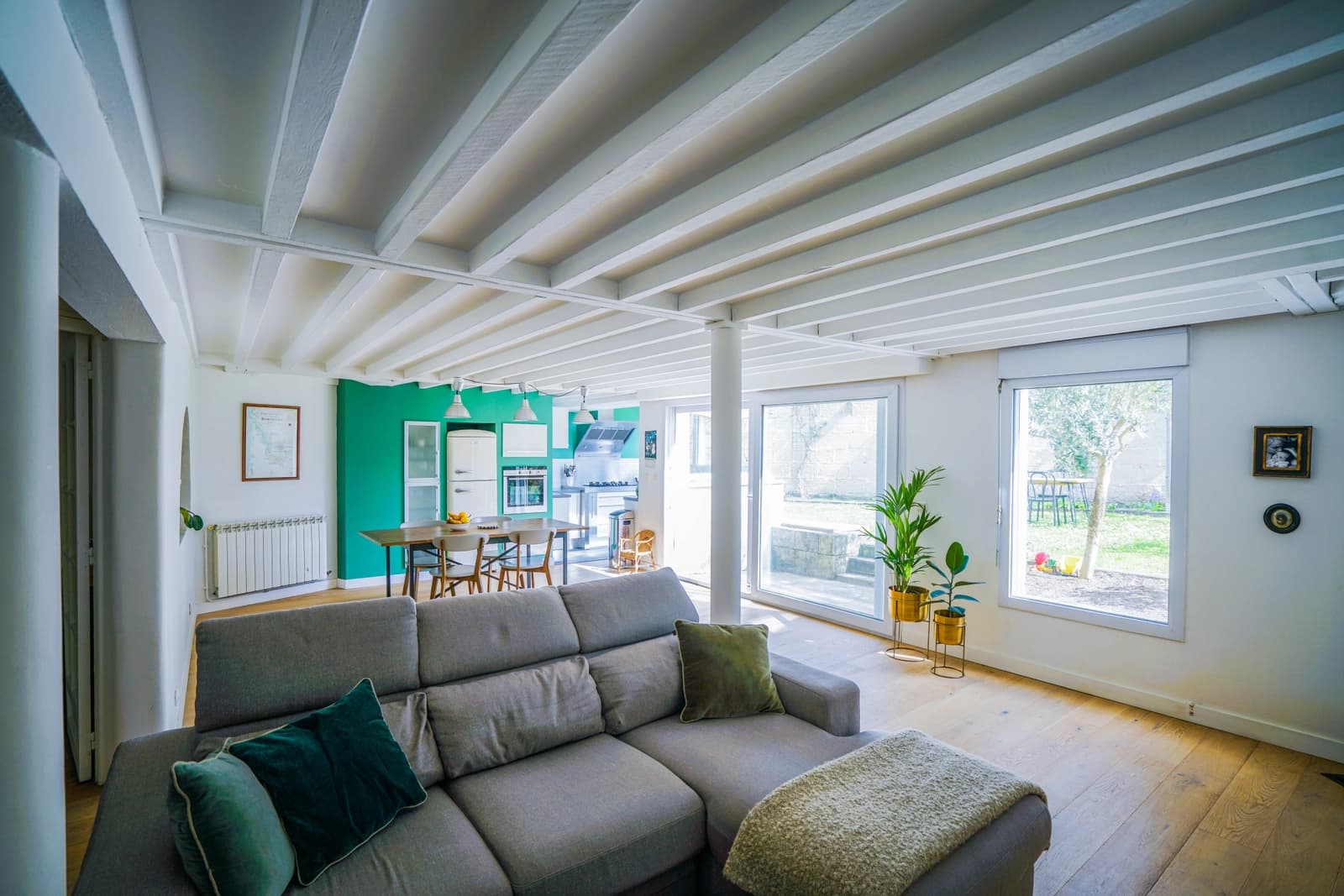 Living room in Cosy hut with garden - 1