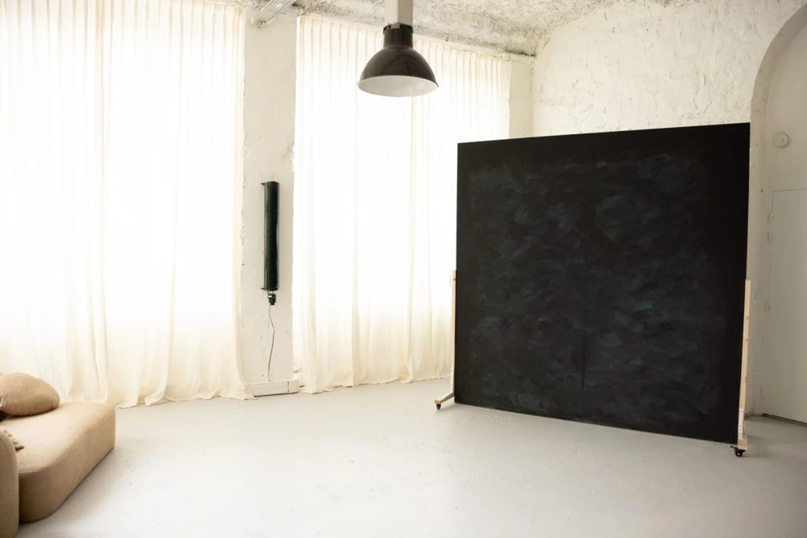 Space Bright photo studio with a touch of color - 1