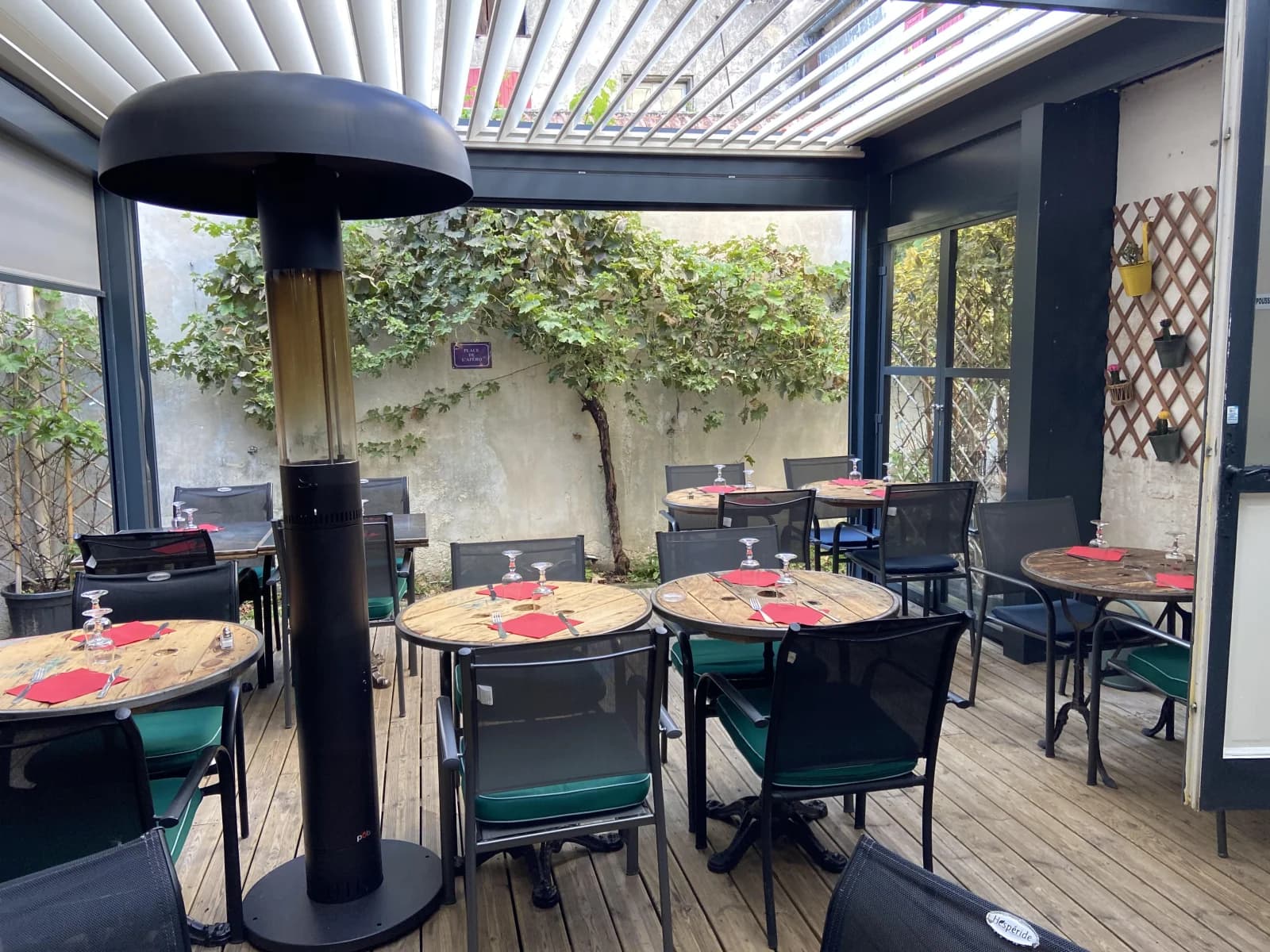 Comedor en Acogedor restaurante y bar de vinos con animada terraza. - 1