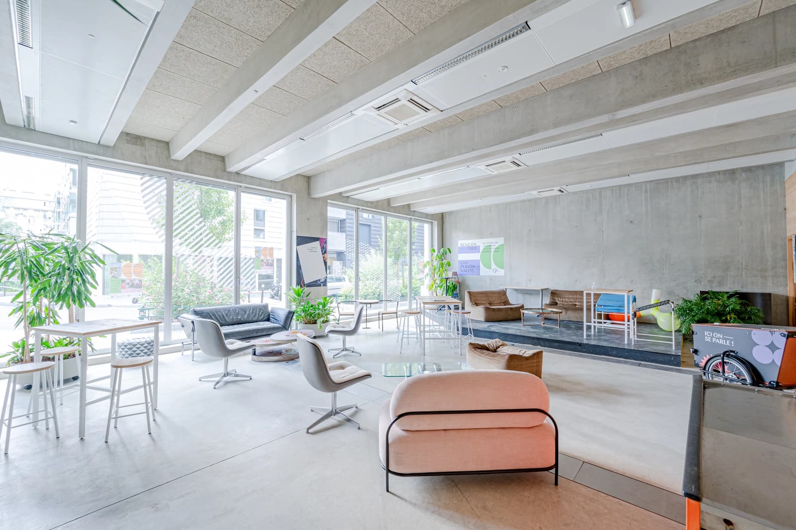 Space Spacious, modern hangout - 4