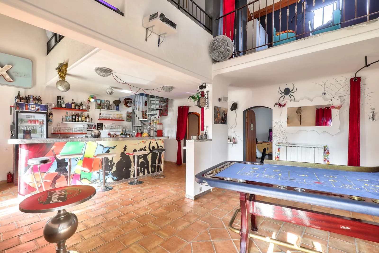 Bar colorido con un ambiente alegremente extravagante