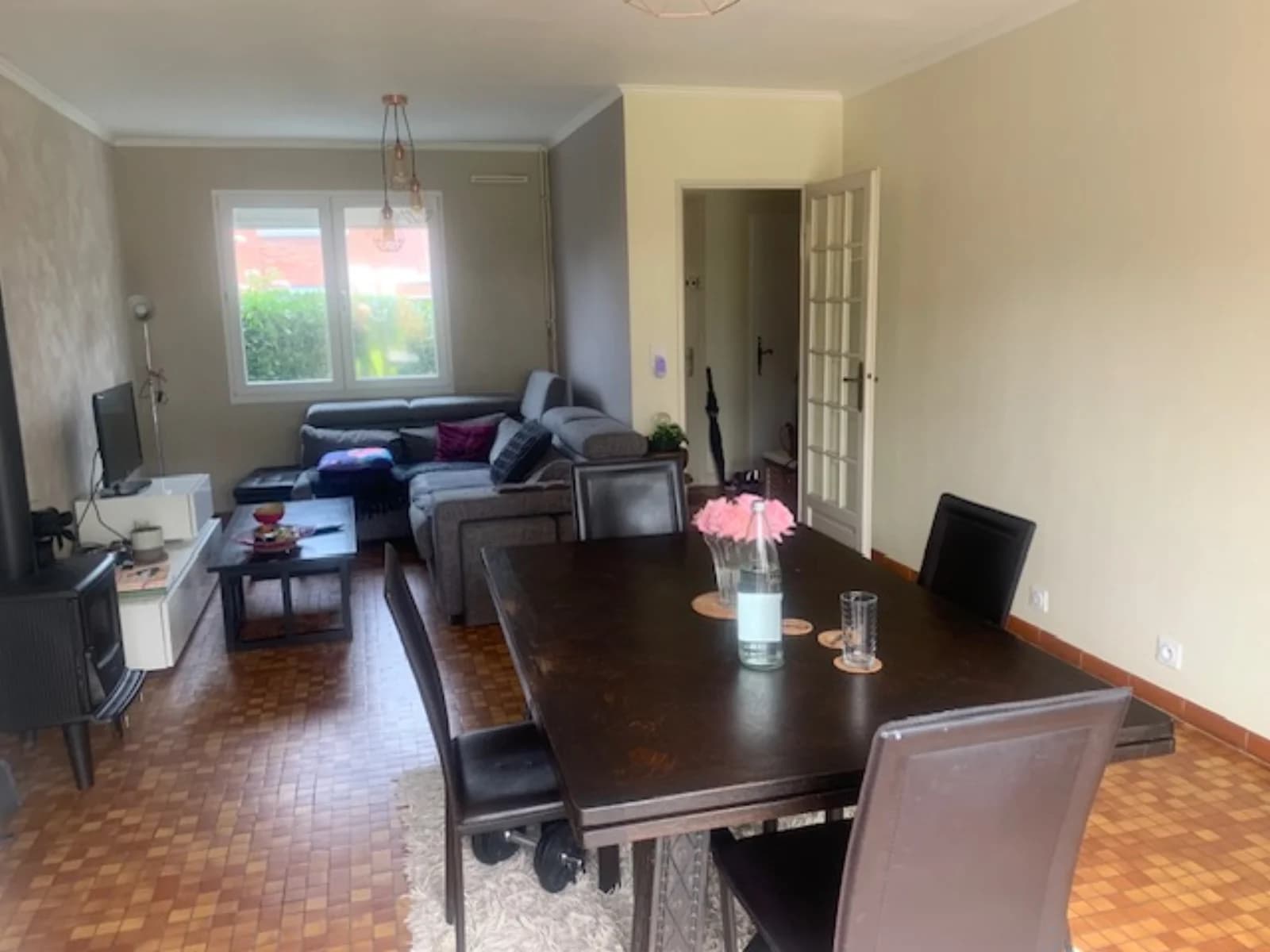 Space Spacious living room with kitchen opening onto garden - 4