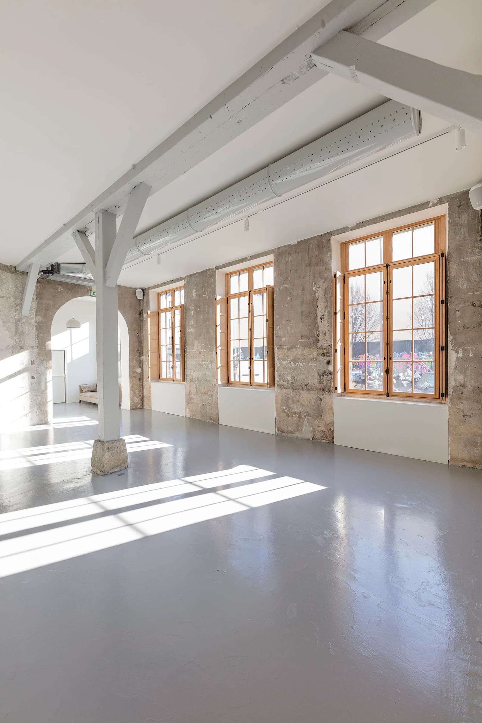 Space Gallery with a clean, bright design - 4