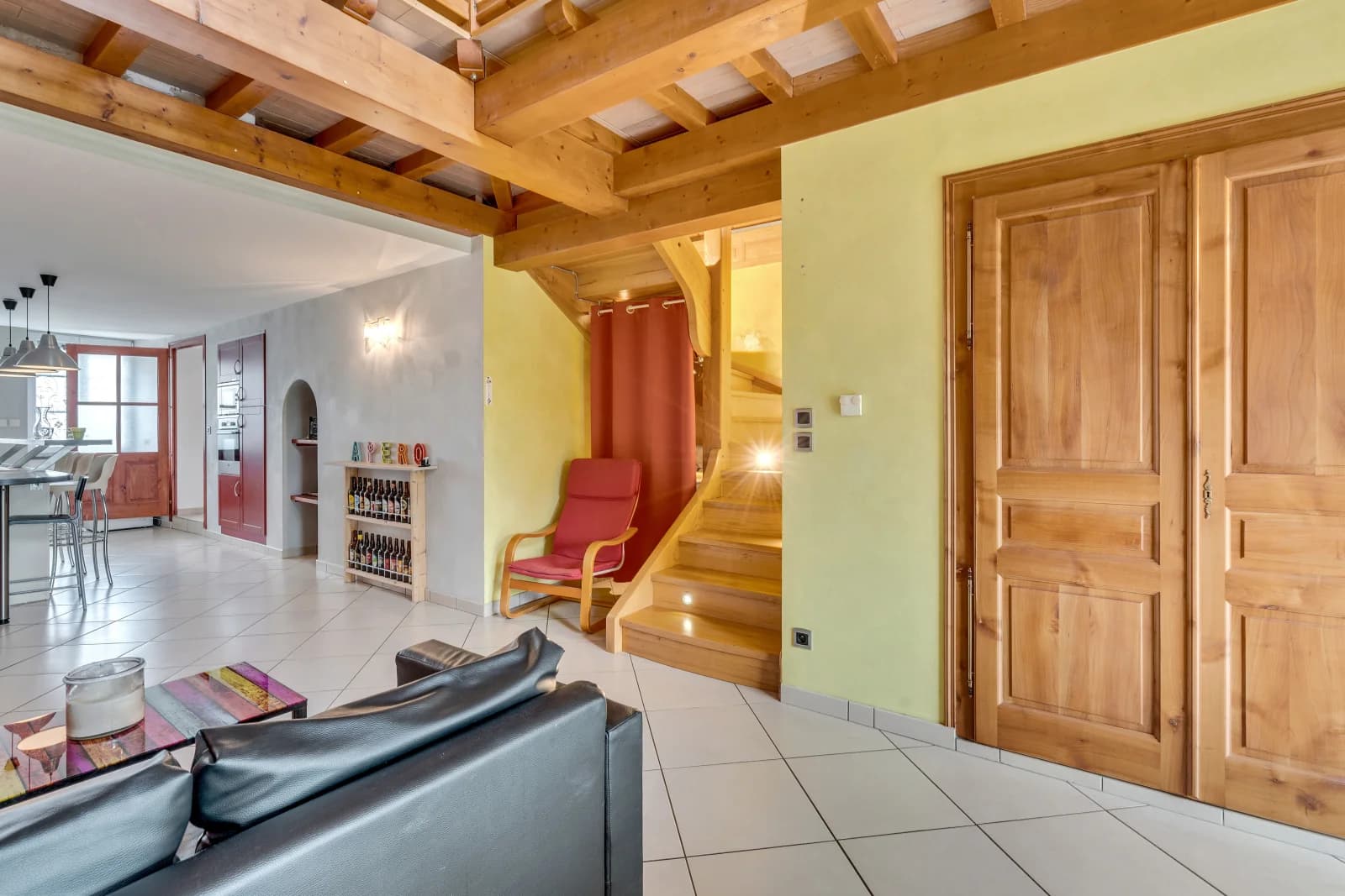 Espace Maison aux grands volumes offrant plusieurs espaces distincts - 3