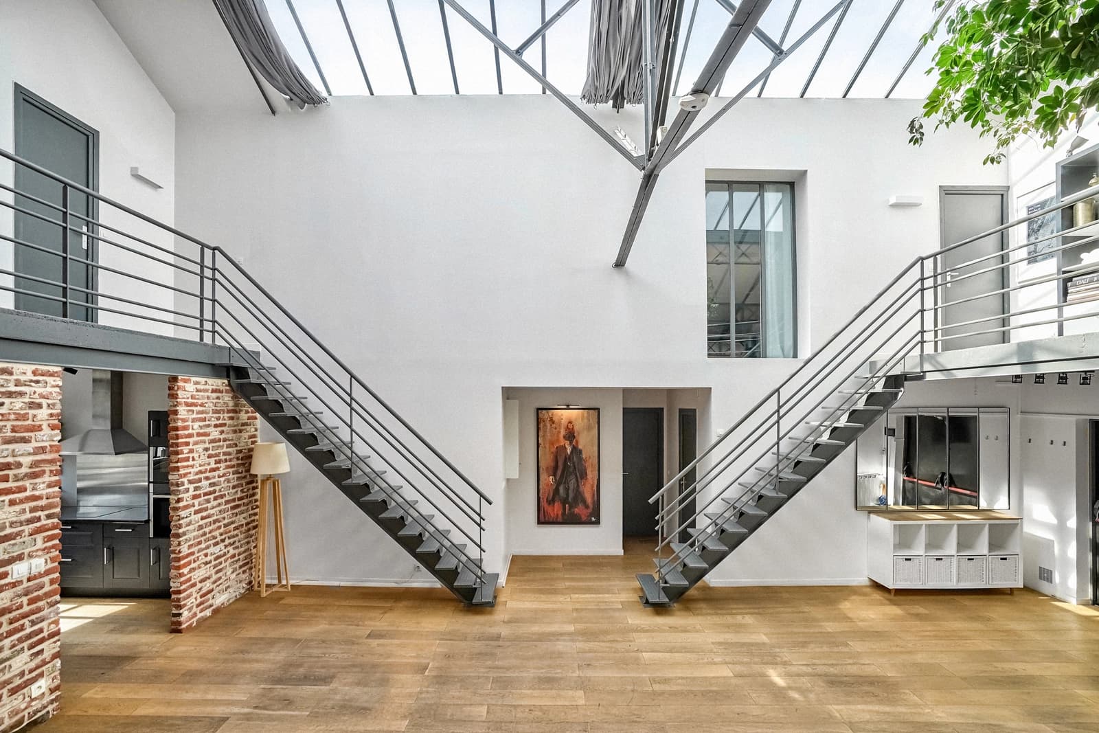Large industrial loft: Eiffel, bricks and glass roof
