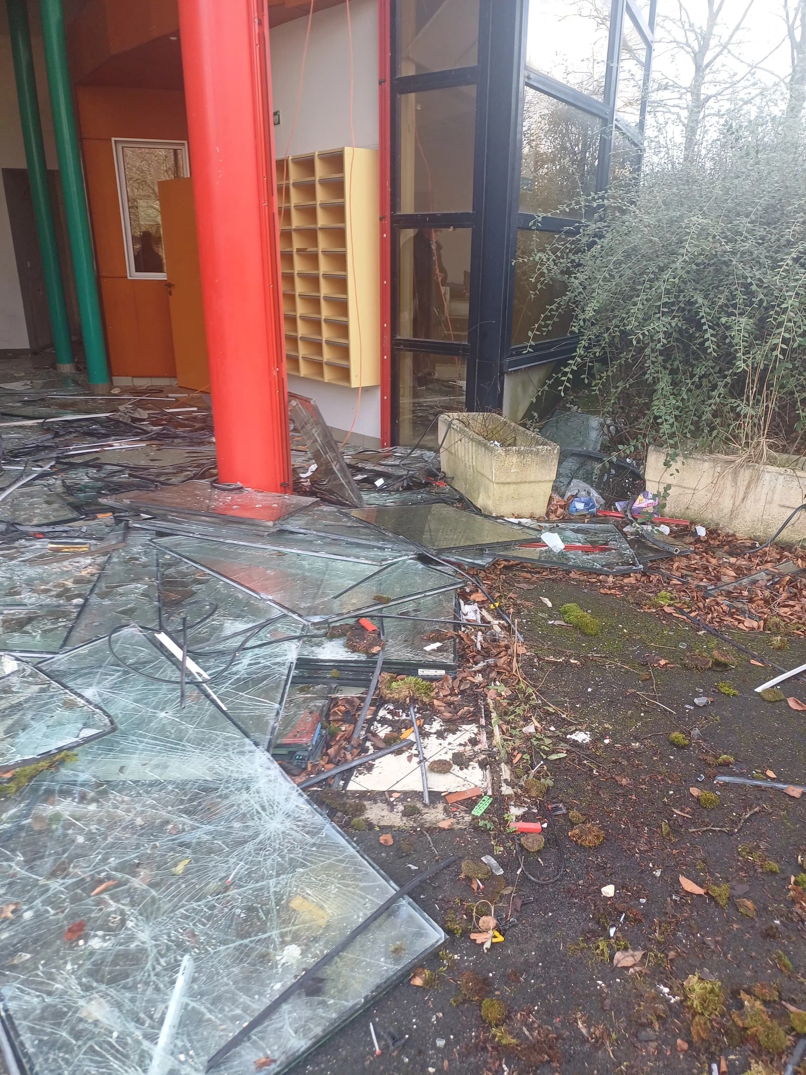 Espace 2000m² du 20eme siècle devasté - 3