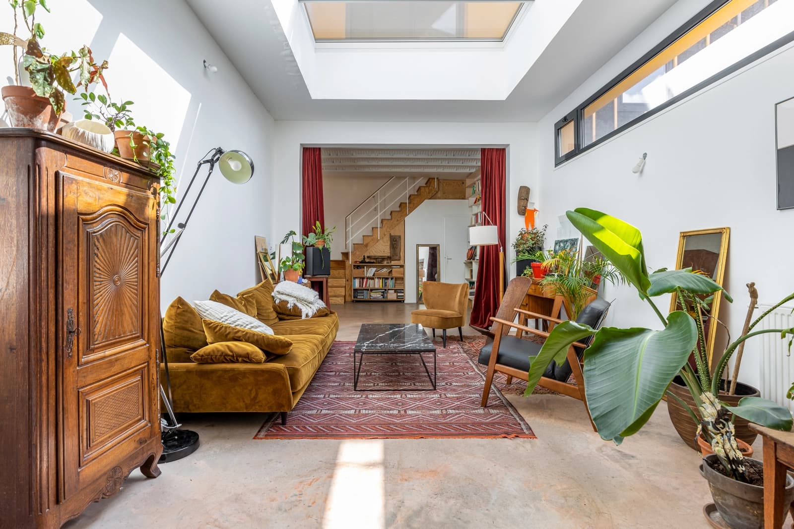Space Backyard house with large atypical volume - 5