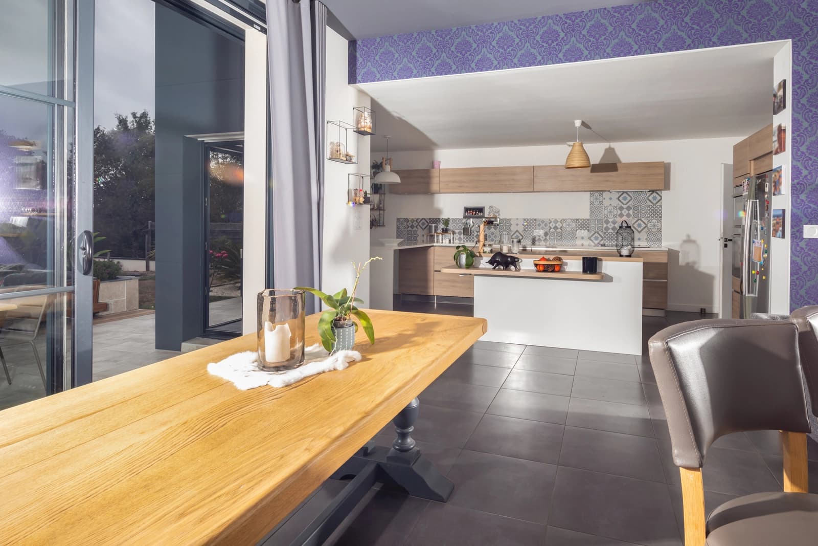 Meeting room in Bright house with large through-hung windows - 1