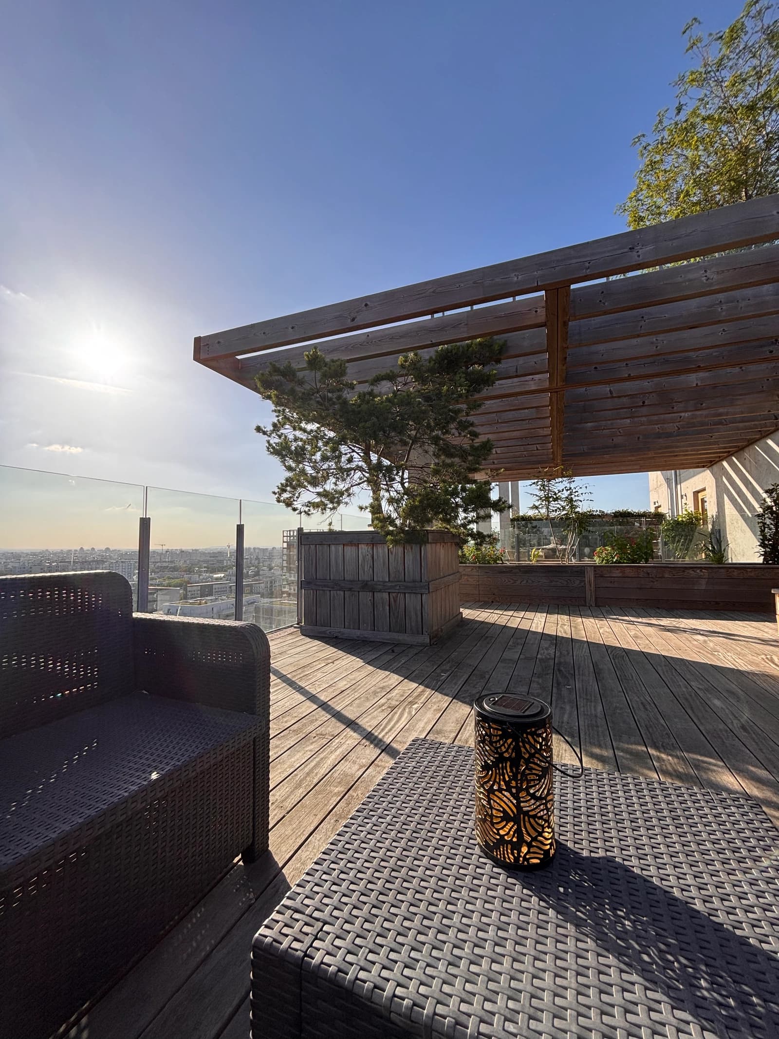 Space Rooftop 50 m² · View of the Eiffel Tower & La Défense · Pergola · Open sky SOUTH-WEST exposure · 17th floor · 8 minutes to Paris - 5
