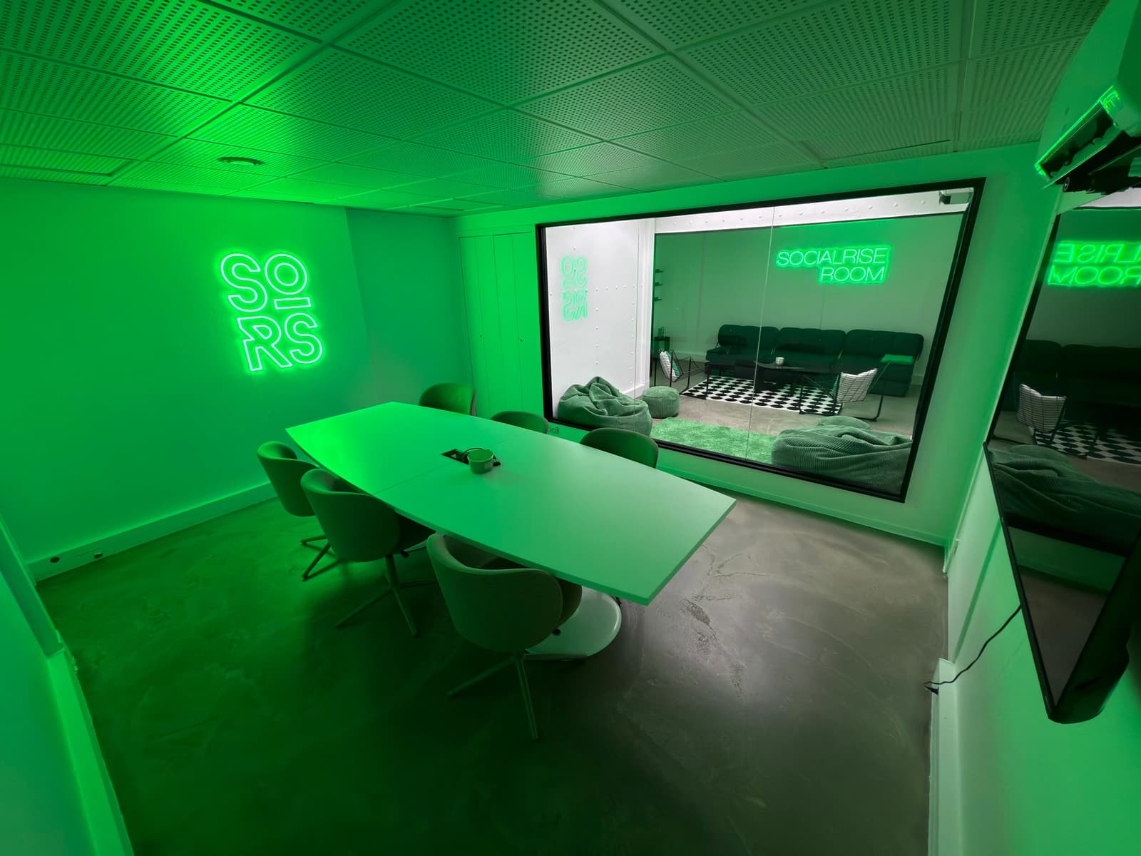 Space Equipped Green Meeting Room - 2
