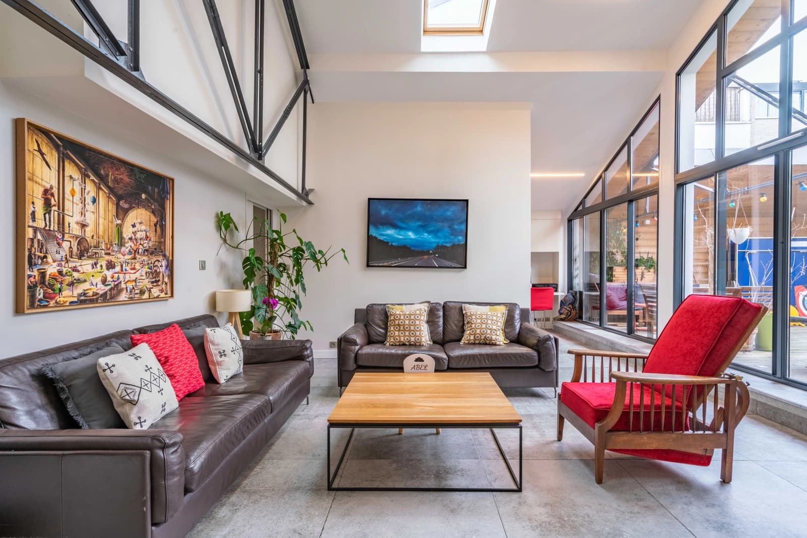 Appartement sur patio au style industriel marqué