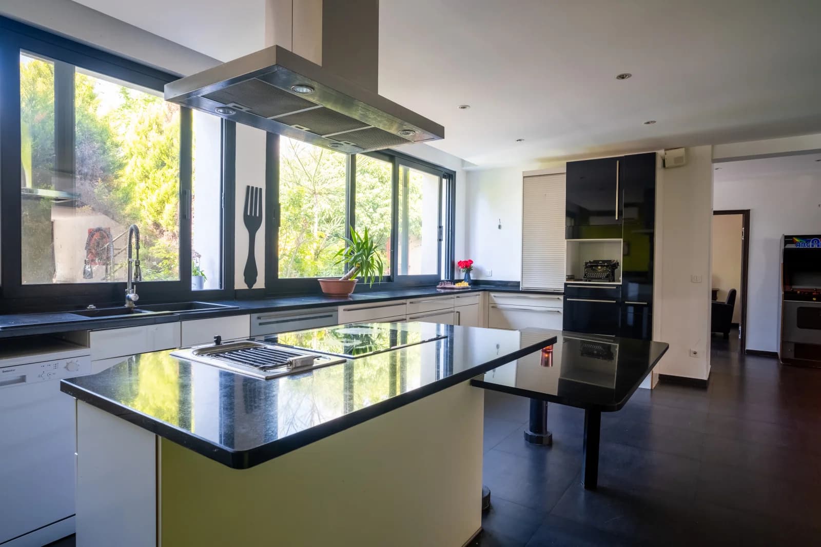 Space Superb architect-designed villa - 4