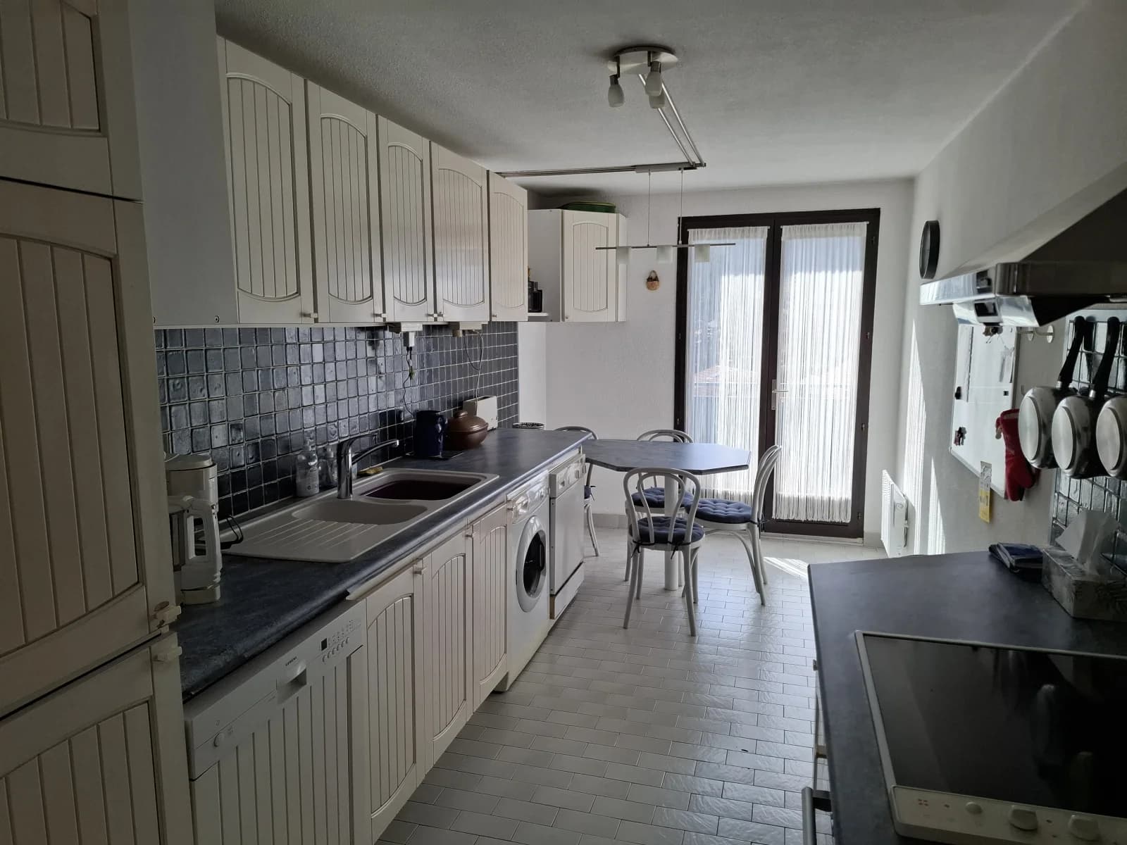 Space Bright room with grand piano + kitchen access - 3